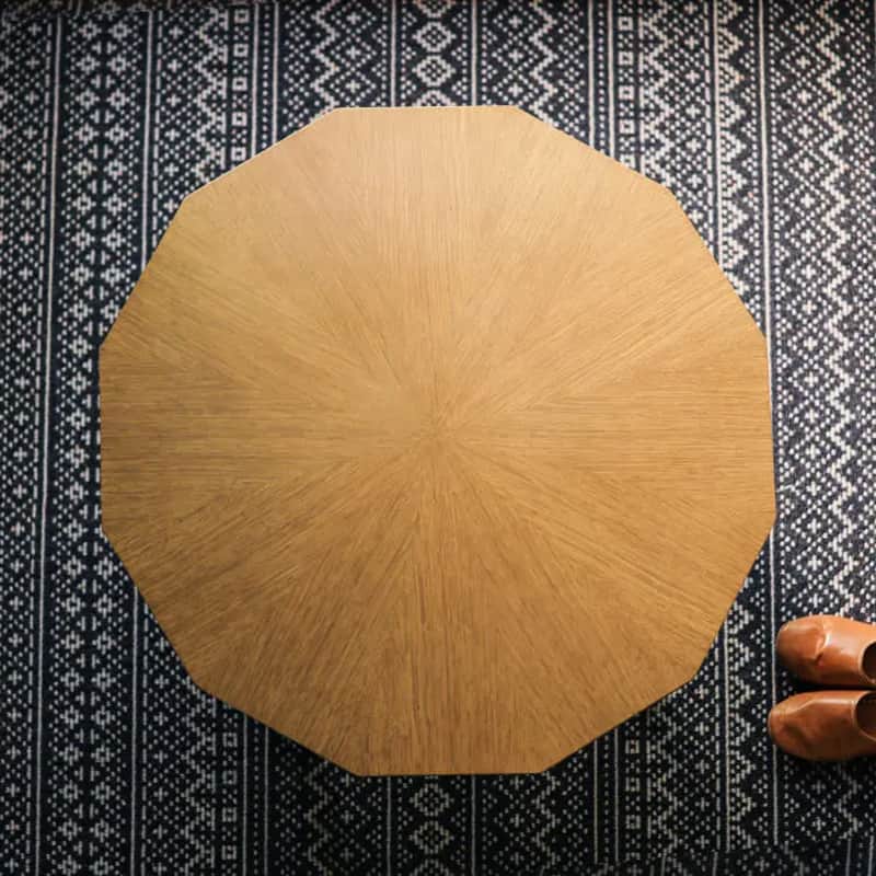 Re:CENO（リセノ）さんのインスタグラム写真 - (Re:CENO（リセノ）Instagram)「こたつテーブルでは珍しい12角形の「Claire（クレア）」  多角形の天板が印象的なこたつテーブル。  円形より少し角張ったデザインになっていることで、 円形のこたつ布団だけでなく、 種類が豊富な正方形のこたつ布団にも使えます。  天板には、オーク材の「柾目（まさめ）」を使用。 中心に向かってまっすぐに伸びる模様が上品で、 美しい印象に仕上がっています。  そして脚部は、バットのような丸みを持たせることで やわらかい印象をプラス。  スタイリッシュなデザインにより、 シーズンオフには、そのまま センターテーブルとして活躍してくれます。  また、飲み物や食べ物をこぼしてもサッと拭き取れる、 水に強いウレタン塗装仕上げに。 日頃のお手入れも簡単です。  ---------------------------------------  ●詳細は、商品タグよりチェック🔍  #receno #naturalvintage #リセノ #ナチュラルヴィンテージ #こたつ #こたつテーブル #こたつのある生活 #こたつ布団 #リビング」12月11日 21時56分 - receno.interior