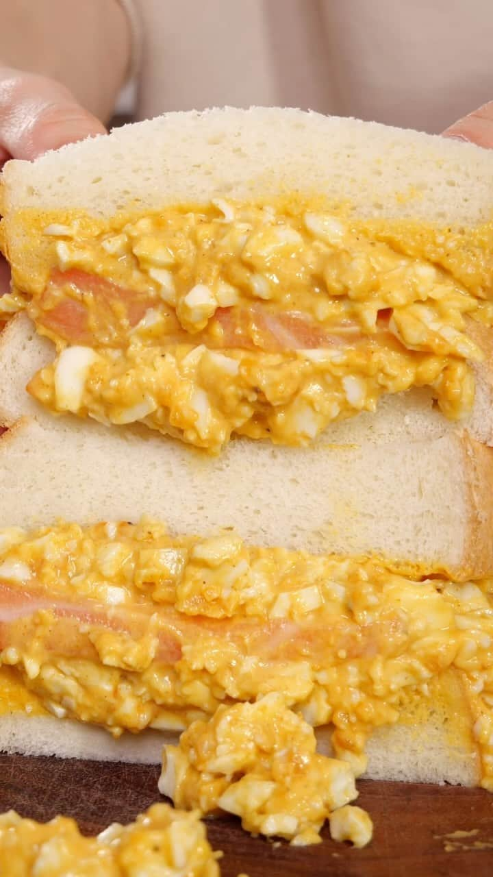 ケンティー健人のインスタグラム：「curry egg salmon sandwich #food」