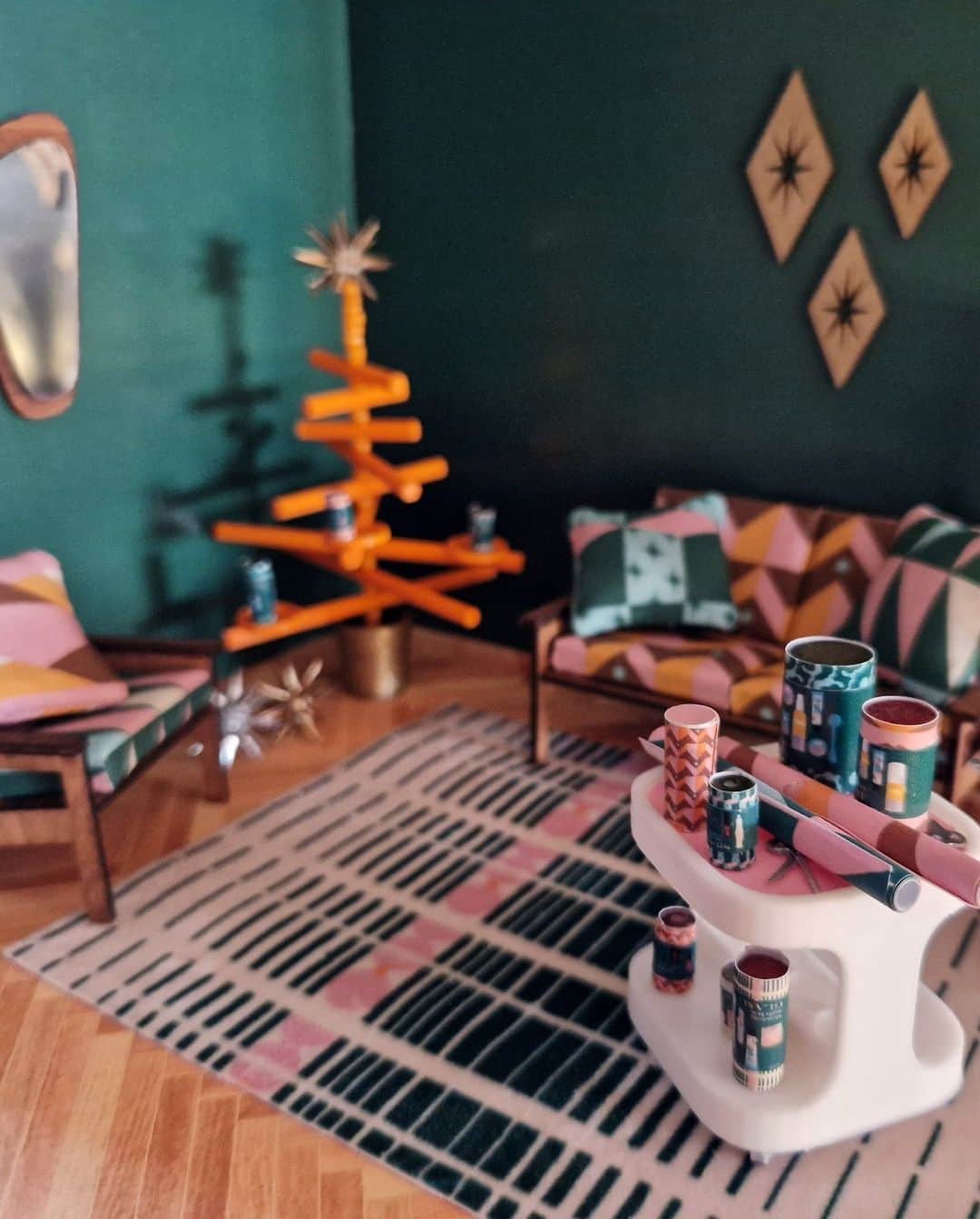 Benefit Cosmetics UKのインスタグラム：「@minimadehome is making us all want a Benefit Holiday themed home!⁠ ⁠ #benefituk #holidays」