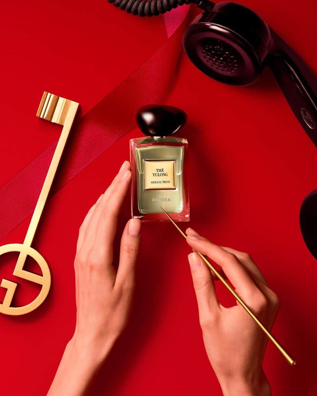Armani Beautyのインスタグラム：「Make your Armani gift even more special. This year, engrave your icons to create a unique and memorable gift. From fragrance to makeup, personalize your special gift for that someone special.   #Armanibeauty #ArmaniGift #ArmaniPrive #TheYulong #HauteCoutureFragrance #HolidaySeason」
