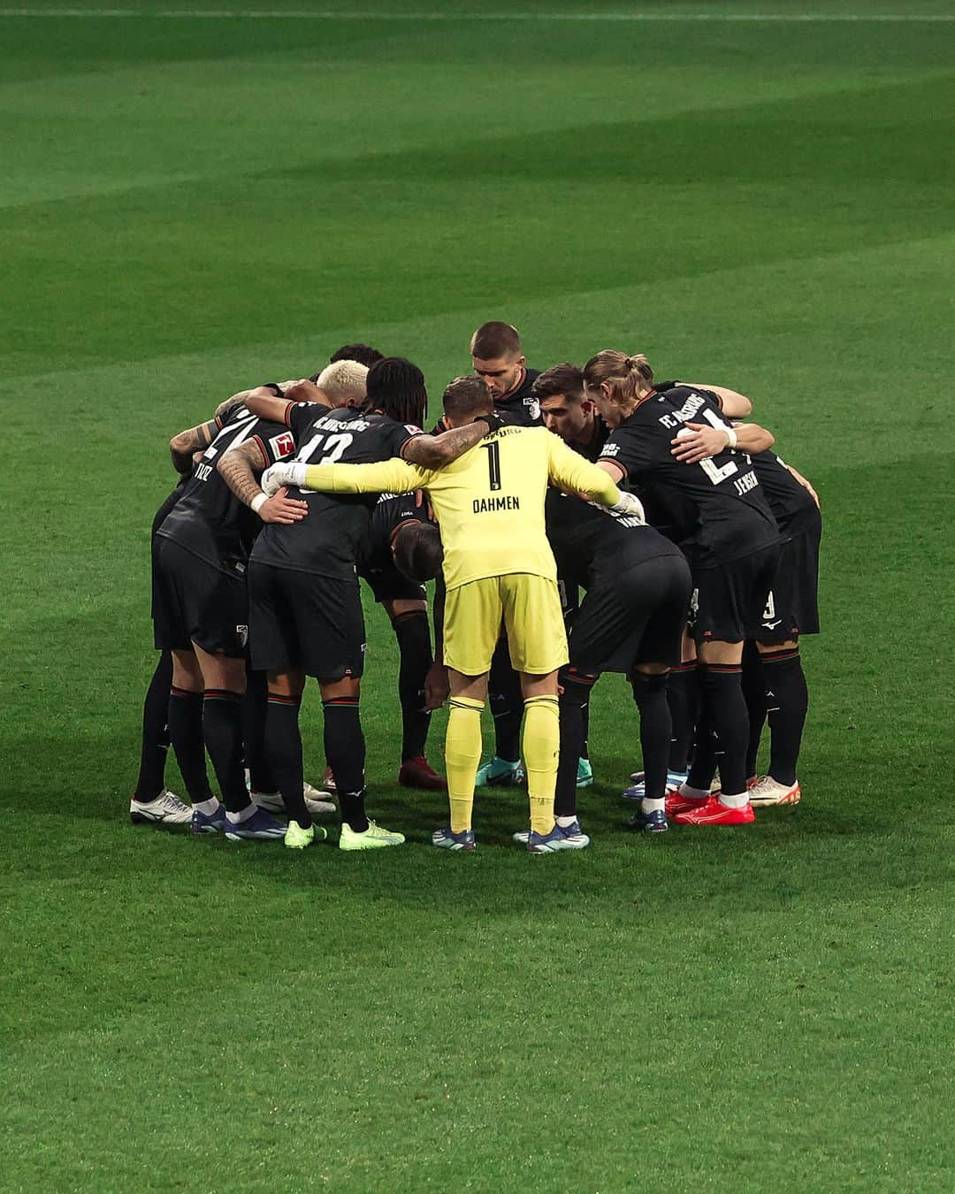 FCアウクスブルクのインスタグラム：「Niederlage abgehakt, jetzt konzentrieren wir uns aufs letzte Heimspiel im Jahr 2️⃣0️⃣2️⃣3️⃣ mit Euch! ❤️💚🤍 Seid Ihr am Samstag im Stadion? 🤗  #FCA #FCA1907 #fcaugsburg」