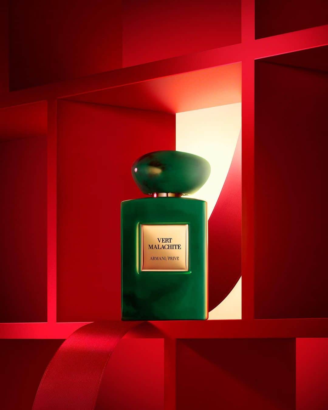 Armani Beautyのインスタグラム：「An ode to nature and land. Distilled from rare and raw materials, the Armani/Privé fragrances deliver uncompromising perfection through three collections: Les Eaux, Les Terres Précieuses, and Les 1001 Nuits, which provide an olfactory experience and are an ode to nature and the secret scents of cultures around the world.   #Armanibeauty #ArmaniGift #ArmaniPrive #HauteCoutureFragrance #HolidaySeason」