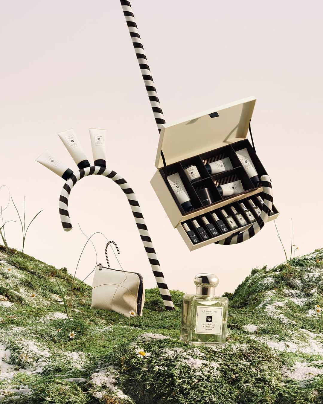 Jo Malone Londonさんのインスタグラム写真 - (Jo Malone LondonInstagram)「The sweetest of intentions. Who will you be surprising with a festive gift from Jo Malone London? Tap to shop. #SeasonOfScent」12月11日 22時01分 - jomalonelondon