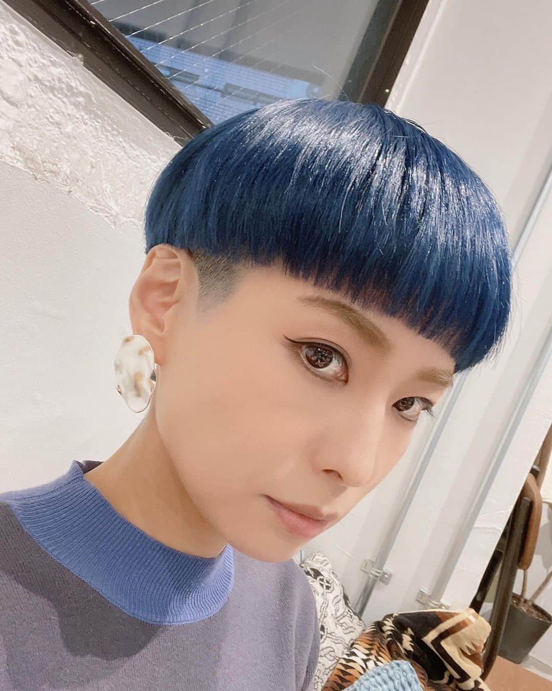 真崎ゆかさんのインスタグラム写真 - (真崎ゆかInstagram)「Blue Hair。 前回ブルー初めてでどんな感じになるかあまり想像がつかなかったからほぼ黒に近い感じだったけど、今回はしっかり青みを入れてもらいました。 まこっちゃんカット、コボちゃんカットは引き続き。笑 色落ちが楽しみだな。  @mey_hairsalon  @hiro_meytokyo  いつも私の頭で遊んでいただいてありがとうございます🙌←喜んでます。笑  さて。 14日(木)には、Hana Hopeさんのワンマンライブにコーラスで参加します。 渋谷duo MUSIC EXCHANGEにて。  バンドでかな〜りたくさんの曲をやります🎸🎹 コーラスも盛りだくさんです。 Hanaちゃんの美しい生歌を、ぜひたくさんの方に聴いてもらいたいな☺️  #hanahope #live #ワンマンライブ #バンド #コーラス　#渋谷duomusicexchange」12月11日 22時03分 - masakiyuka