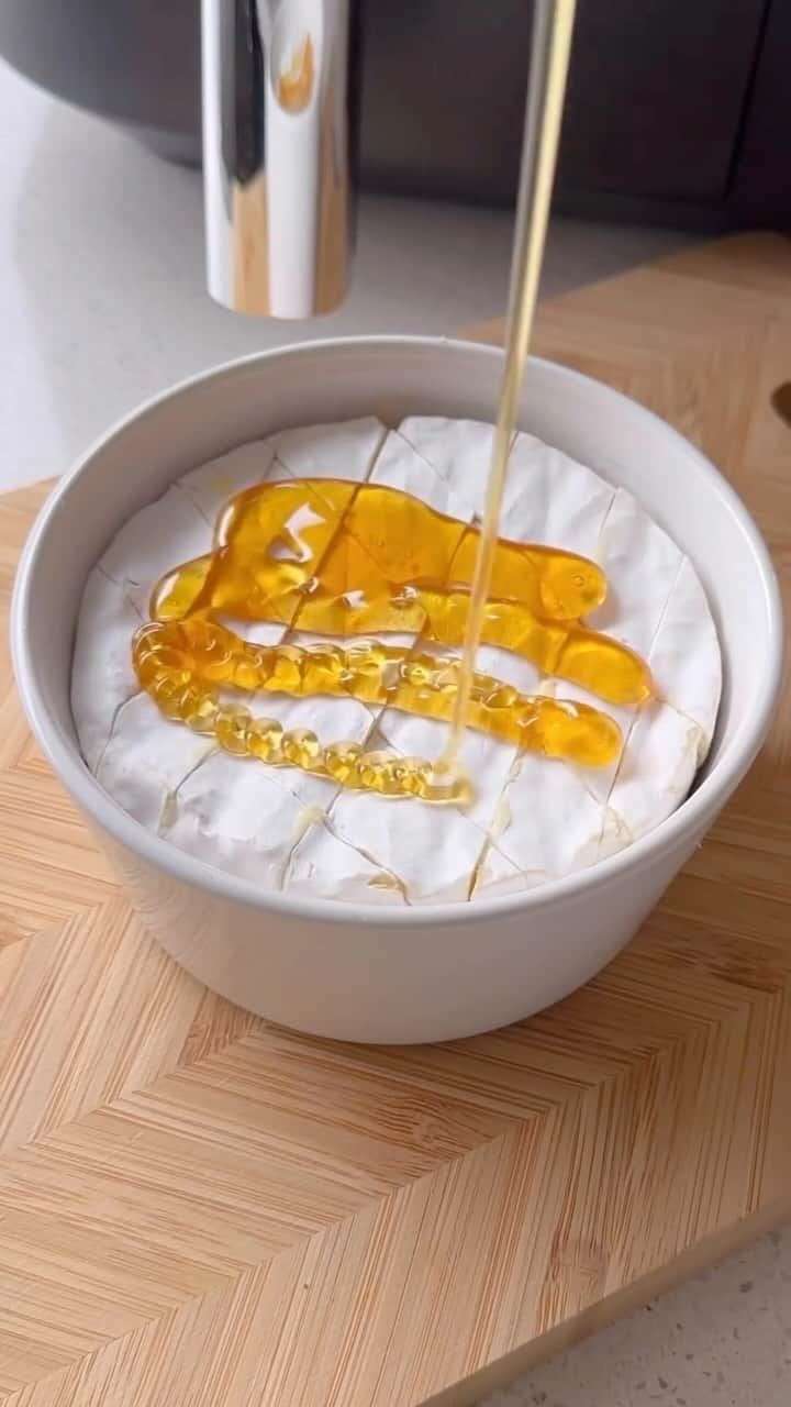 Sharing Healthy Snack Ideasのインスタグラム：「Baked Brie in the air fryer!!! You have to try this honey brie it was amazing and it would be perfect for Christmas time. By • @alicias._kitchen #bakedbrie #airfryerbrie #chrismasbaking #christmasplatter #cheese #easyrecipes #snack #christmasfood #brie @ninjakitchenau   We used:  Brie  Honey  Chilli flakes  Rosemary  Walnuts  Cranberries   Bake it for 10 mins at 180°C, serve with warm sourdough. Enjoy ♡」