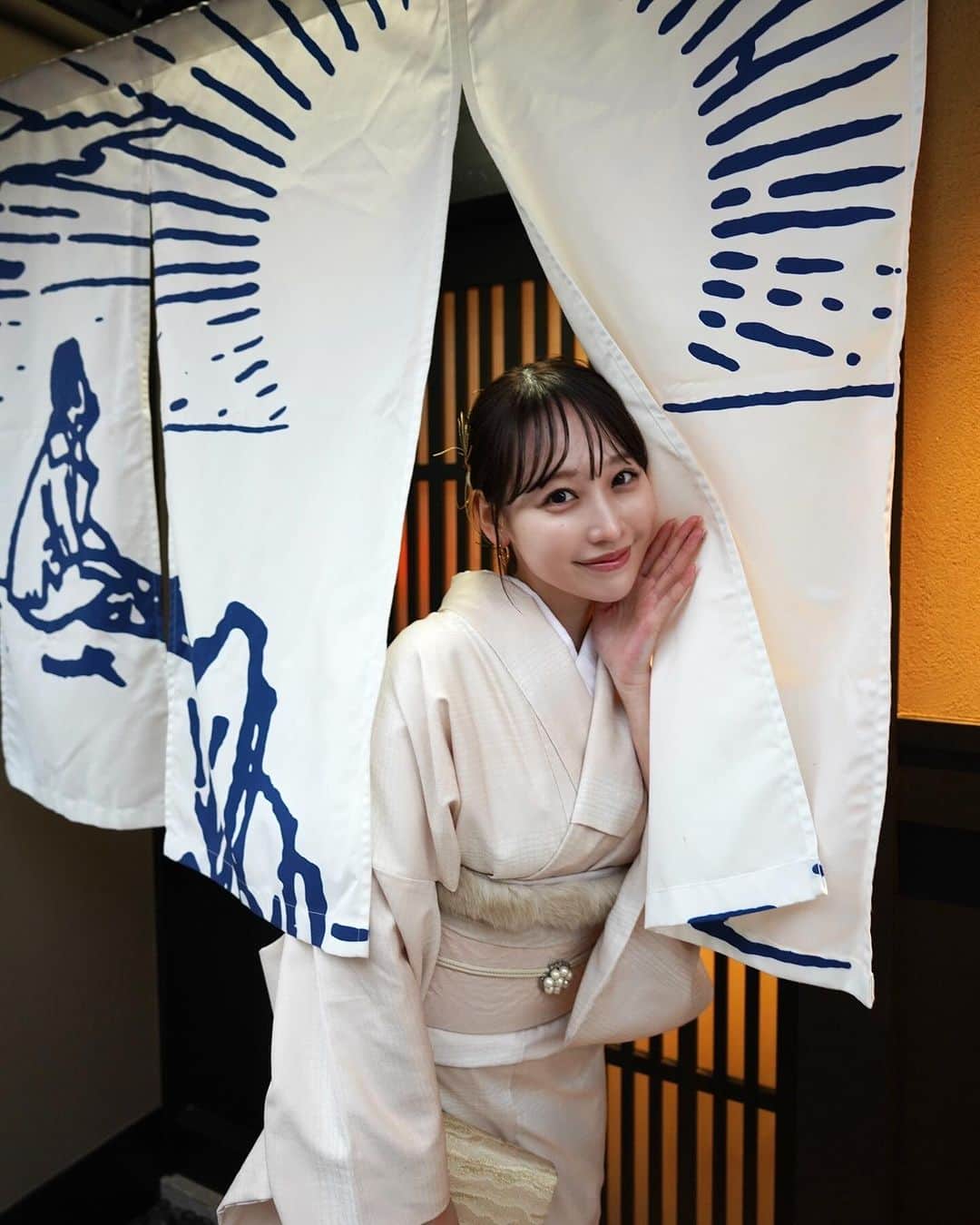 よねいはるかのインスタグラム：「京都の思い出、載せてなかったものたち。💭👘  のれんがあると、やってます〜？ ってくぐるよね〜🤣  生麩田楽が大好物なので、京都に来たら絶対食べます。 むしろ田楽を探しながら歩いてるくらい。😋笑  着物は、 @rikawafuku_kyoto さんレンタル着物です !  #梨花和服#京都着物レンタル #京都着物#pr#京都」