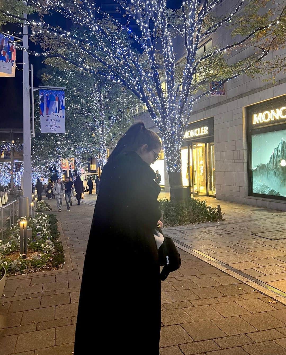 ホルトえみりさんのインスタグラム写真 - (ホルトえみりInstagram)「気になってたパン屋さんとイルミネーション見に行った日❄️❄️  #けやき坂イルミネーション #六本木イルミネーション #六本木ヒルズ #東京イルミネーション #冬ネイル #キラキラネイル」12月11日 22時11分 - _emily0801
