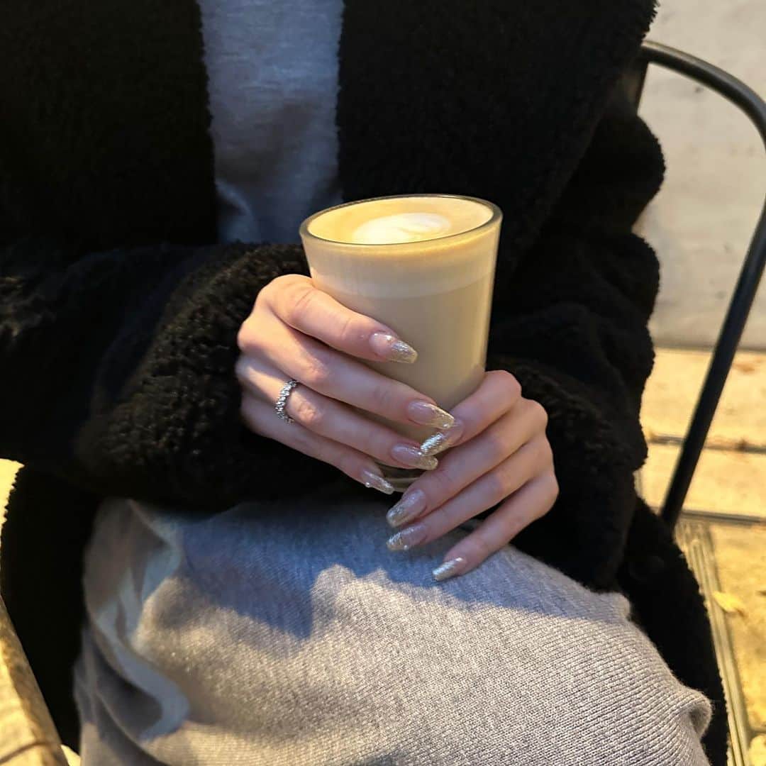 ホルトえみりさんのインスタグラム写真 - (ホルトえみりInstagram)「気になってたパン屋さんとイルミネーション見に行った日❄️❄️  #けやき坂イルミネーション #六本木イルミネーション #六本木ヒルズ #東京イルミネーション #冬ネイル #キラキラネイル」12月11日 22時11分 - _emily0801