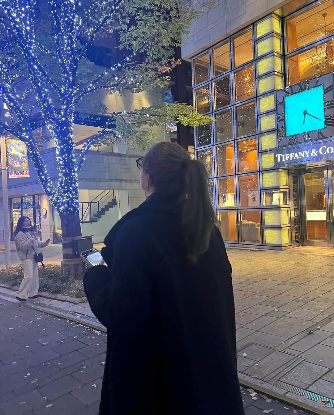 ホルトえみりさんのインスタグラム写真 - (ホルトえみりInstagram)「気になってたパン屋さんとイルミネーション見に行った日❄️❄️  #けやき坂イルミネーション #六本木イルミネーション #六本木ヒルズ #東京イルミネーション #冬ネイル #キラキラネイル」12月11日 22時11分 - _emily0801