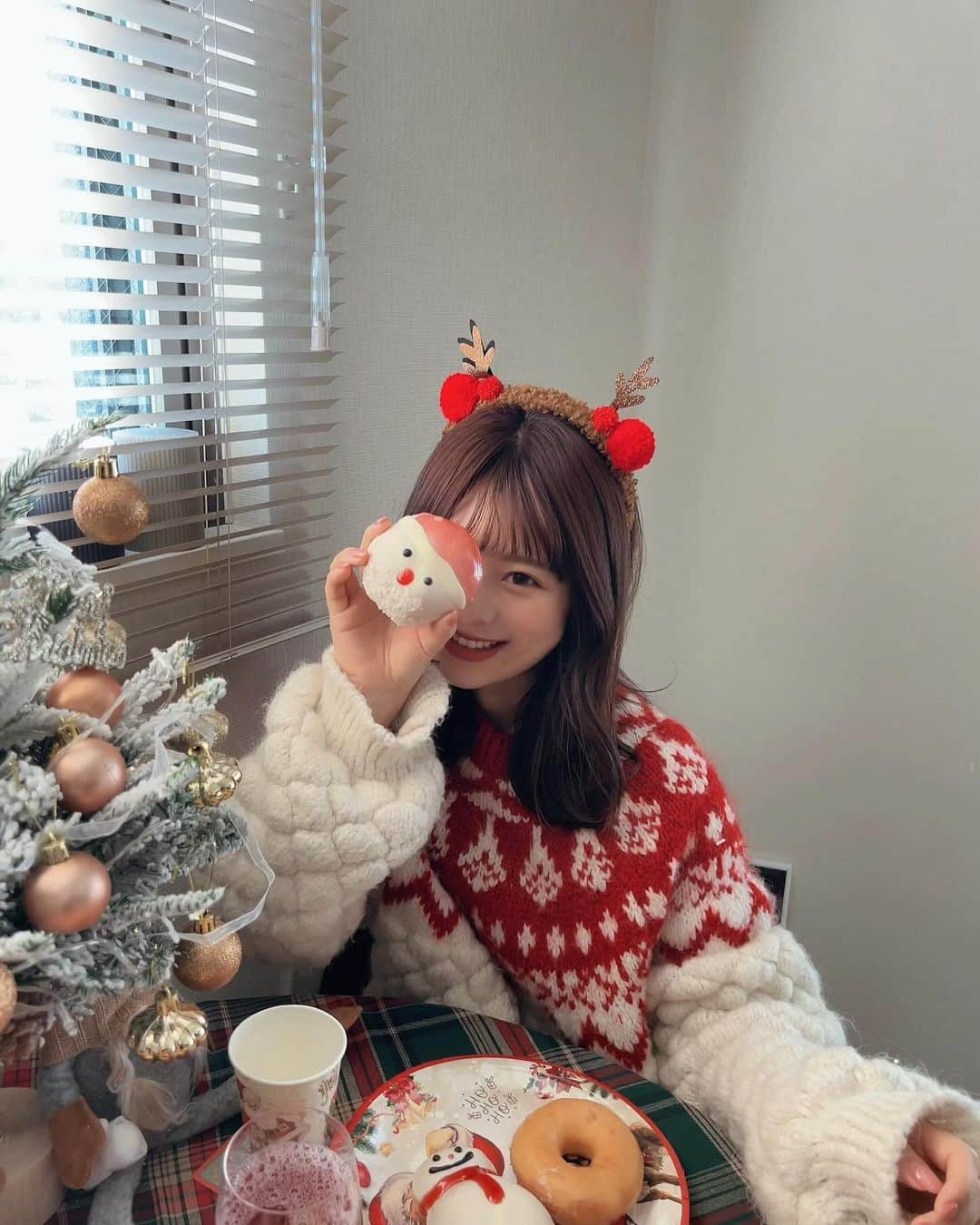 にたまごさんのインスタグラム写真 - (にたまごInstagram)「𝑐ℎ𝑟𝑖𝑠𝑡𝑚𝑎𝑠 ℎ𝑜𝑚𝑒 𝑝𝑎𝑟𝑡𝑦🎄🍩🍿🤍 ⁡ ⁡ 友達を家でおうちクリパ〜🏠 ⁡ 2年前にZARAで買ったニット大活躍🎅🏻🧶 ⁡ テーブルコーディネートは、全部プチプラなのでリールに詳細載せるね〜🤳🏻💕 ⁡ ⁡ ⁡ ⁡ ⁡ ⁡ ⁡ #クリスマス #クリスマスパーティー #クリパ #おうちクリパ #クリスマスホームパーティー #ホームパーティー #クリスマスツリー #クリスマスケーキ #サンタ #サンダルコーデ #サンタクロース」12月11日 22時18分 - __nitamago__