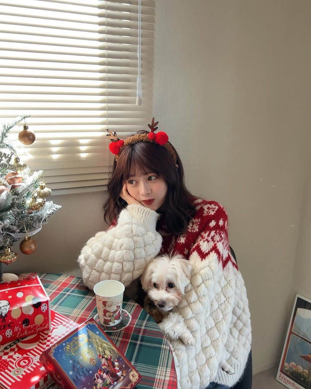 にたまごさんのインスタグラム写真 - (にたまごInstagram)「𝑐ℎ𝑟𝑖𝑠𝑡𝑚𝑎𝑠 ℎ𝑜𝑚𝑒 𝑝𝑎𝑟𝑡𝑦🎄🍩🍿🤍 ⁡ ⁡ 友達を家でおうちクリパ〜🏠 ⁡ 2年前にZARAで買ったニット大活躍🎅🏻🧶 ⁡ テーブルコーディネートは、全部プチプラなのでリールに詳細載せるね〜🤳🏻💕 ⁡ ⁡ ⁡ ⁡ ⁡ ⁡ ⁡ #クリスマス #クリスマスパーティー #クリパ #おうちクリパ #クリスマスホームパーティー #ホームパーティー #クリスマスツリー #クリスマスケーキ #サンタ #サンダルコーデ #サンタクロース」12月11日 22時18分 - __nitamago__