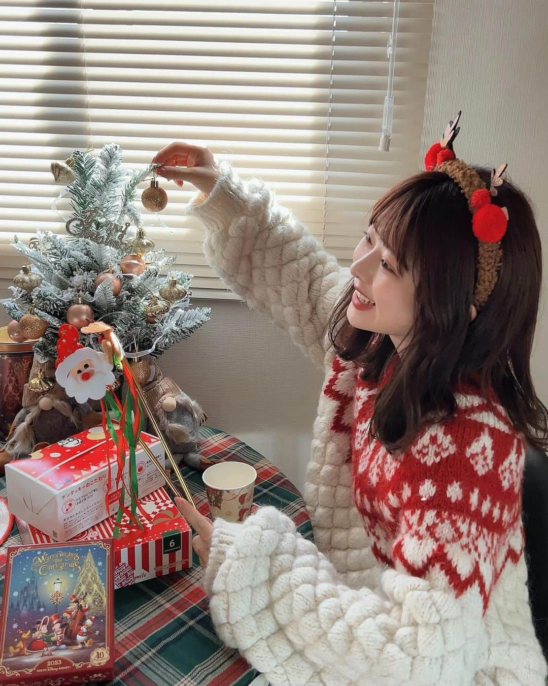 にたまごさんのインスタグラム写真 - (にたまごInstagram)「𝑐ℎ𝑟𝑖𝑠𝑡𝑚𝑎𝑠 ℎ𝑜𝑚𝑒 𝑝𝑎𝑟𝑡𝑦🎄🍩🍿🤍 ⁡ ⁡ 友達を家でおうちクリパ〜🏠 ⁡ 2年前にZARAで買ったニット大活躍🎅🏻🧶 ⁡ テーブルコーディネートは、全部プチプラなのでリールに詳細載せるね〜🤳🏻💕 ⁡ ⁡ ⁡ ⁡ ⁡ ⁡ ⁡ #クリスマス #クリスマスパーティー #クリパ #おうちクリパ #クリスマスホームパーティー #ホームパーティー #クリスマスツリー #クリスマスケーキ #サンタ #サンダルコーデ #サンタクロース」12月11日 22時18分 - __nitamago__