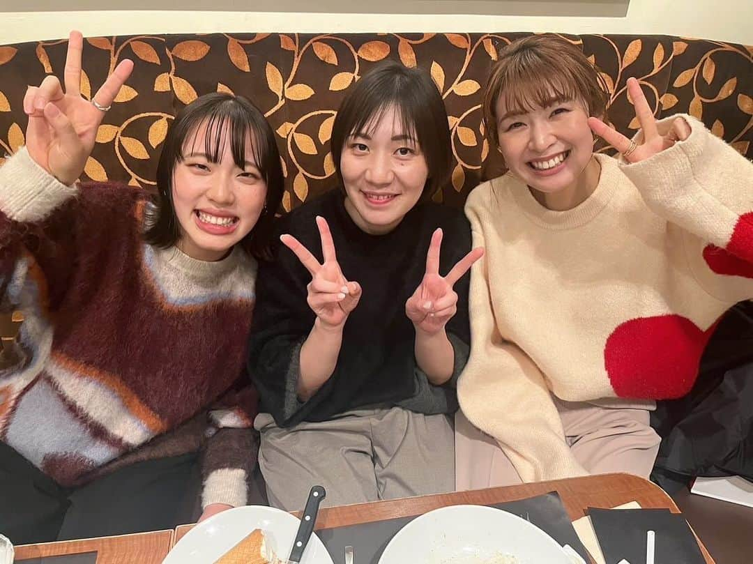 木村沙織さんのインスタグラム写真 - (木村沙織Instagram)「. みちさんとせな🍖🥰🫶🏼 セッターの会合に呼んでもらえて嬉しい🥹🙌 . . サプライズすぎな席お隣さんが、 ふつうカメラとアプリカメラで撮ってくれた😂😂 ( こんなことってあるんだね😂🤝 ) . . せな⚡️も🇯🇵も応援してるよー😆✊🏼"」12月11日 22時21分 - saoriiiii819