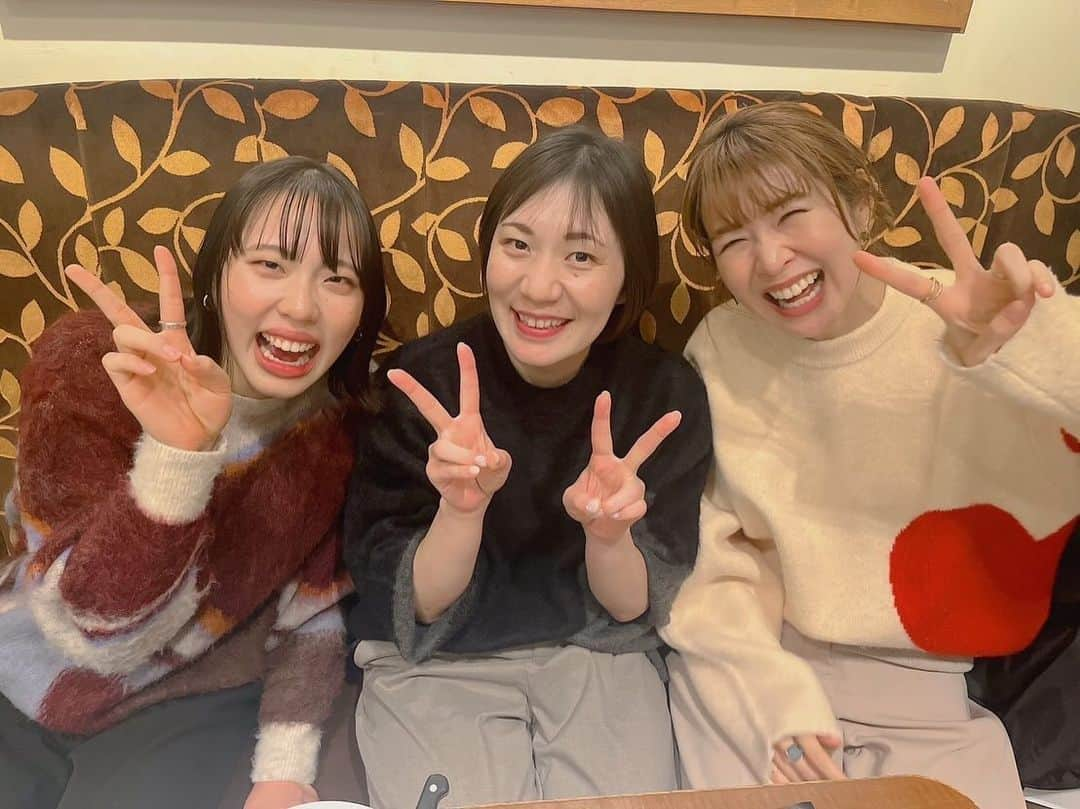 木村沙織さんのインスタグラム写真 - (木村沙織Instagram)「. みちさんとせな🍖🥰🫶🏼 セッターの会合に呼んでもらえて嬉しい🥹🙌 . . サプライズすぎな席お隣さんが、 ふつうカメラとアプリカメラで撮ってくれた😂😂 ( こんなことってあるんだね😂🤝 ) . . せな⚡️も🇯🇵も応援してるよー😆✊🏼"」12月11日 22時21分 - saoriiiii819