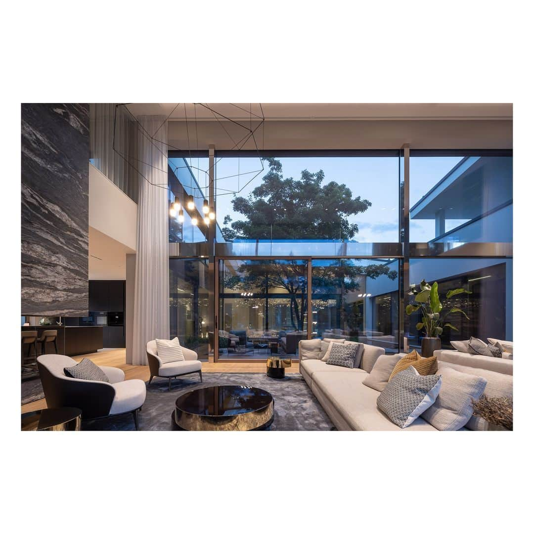 Minotti Londonさんのインスタグラム写真 - (Minotti LondonInstagram)「In the unspoilt nature of Bohemia stands a contemporary architecture, enhanced by the refined design of our furnishing pieces, conceived to create the right balance between indoor and outdoor spaces.  Location: Central Bohemia Year: 2021 Interior Design Project: Marek Poddaný Senso design and Kveta Fisherova Fame design Furniture supplier: Minotti Praha Photography: Lukas Pelech  #minotti #minottiprojects #bohemia #interiordesign #designlover #madeinitaly #furniture #minottipraha #lukaspelech #marekpoddaný #sensodesign #kvetafisherova #famedesign @minotti_praha」12月11日 22時23分 - minottilondon