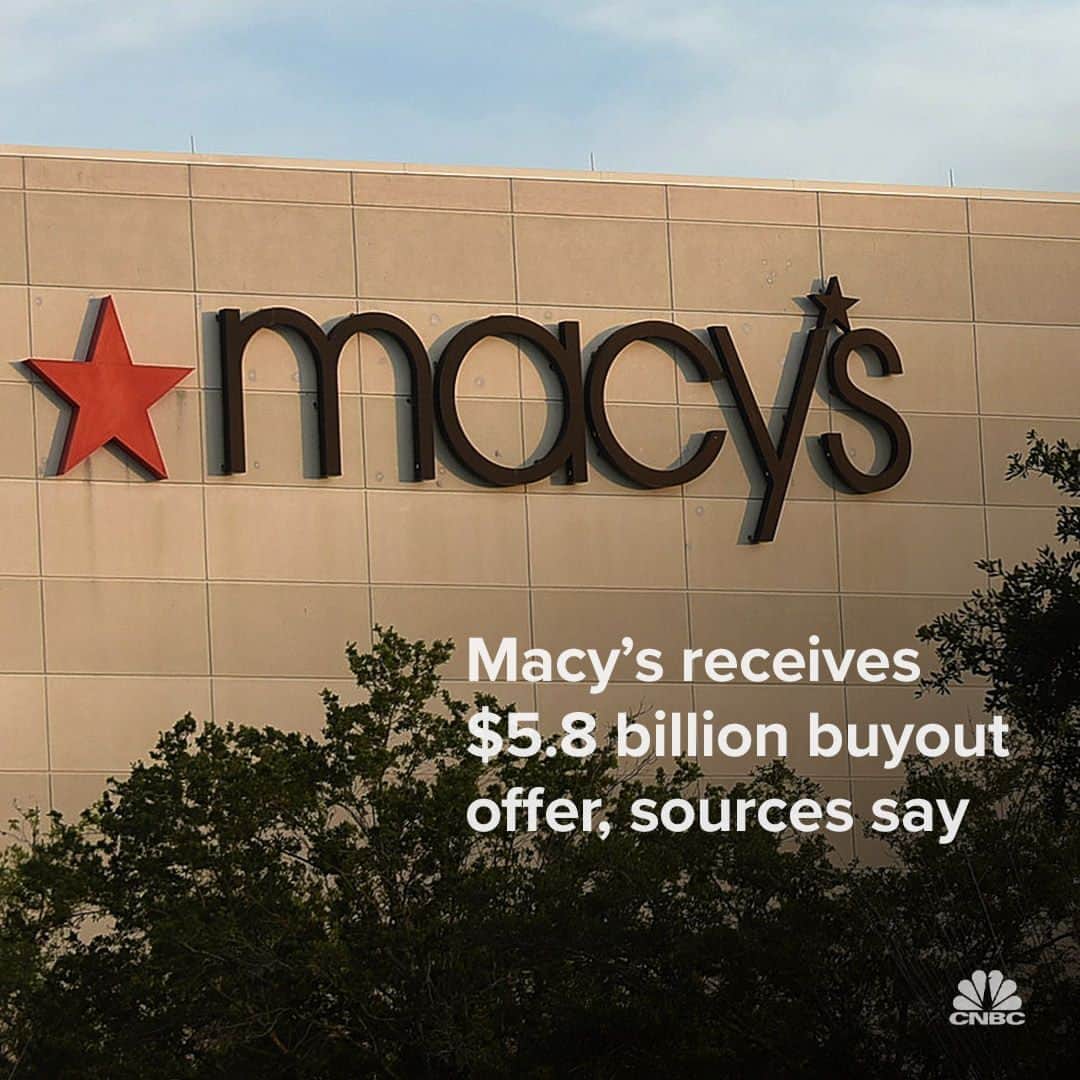 CNBCのインスタグラム：「Arkhouse Management and Brigade Capital Management have offered to buy Macy’s for $5.8 billion, people familiar with the matter told CNBC on Sunday.  The offer values the retailer at $21 per share, according to the sources. Macy’s closed at just over $17 a share on Friday, down roughly 17% since the start of the year.   Arkhouse, a firm that primarily targets real estate investment, and Brigade Capital, an asset management firm, would be willing to offer a higher bid based on due diligence, the sources said. The group would already be paying a premium for the department store, which has struggled to keep up with online competitors.  More details at the link in bio.」
