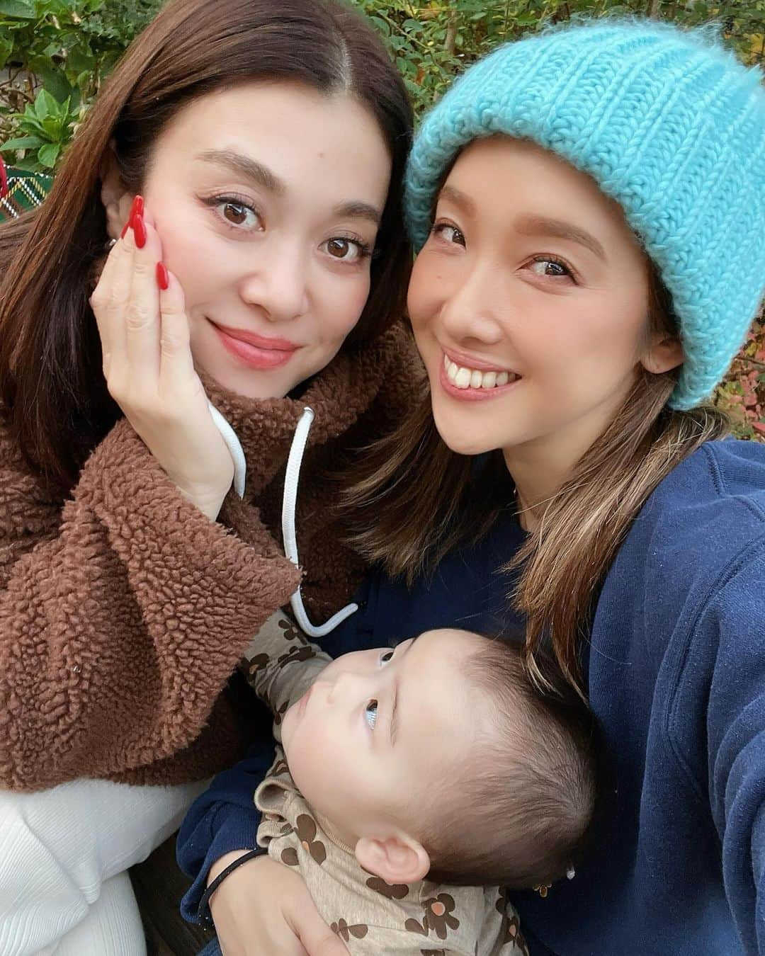 マイコ のインスタグラム：「* やっと会えたけどおそらく年内最後🥹 今年は👶🏻が産まれる前と、産んですぐと、昨日。 昔は毎週会ってたのに、年3回しか会えなかった😱笑 でも久々感はゼロだし2回目の娘はしっかりなついて どこで覚えたかわかんない変な顔を みっちゃんにたくさん披露してた🤣🩷 昨日も今年もありがとう🥰 @michiko1204」