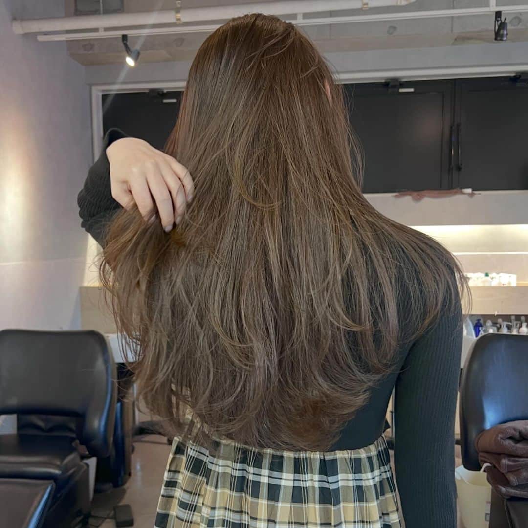 濱田杏奈さんのインスタグラム写真 - (濱田杏奈Instagram)「#hamada_hair   ロングにハイレイヤー、すきです💓 ざっくりワンカールでこの仕上がり。  カラーはブリーチせず少しのアッシュで 肌に馴染む透けるotona brownに。  #福岡美容室 #天神美容室 #大名美容室  #ブリーチなしカラー #グレージュ #オリーブベージュ  #オリーブグレージュ #ラベンダー #アッシュグレー」12月11日 22時32分 - hamada_out