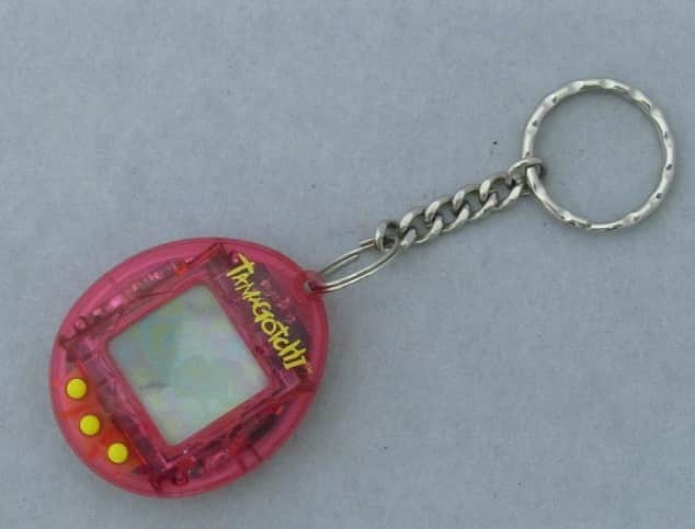 スミソニアン博物館のインスタグラム：「Yes, before you comment, you are THAT old. And you should probably go feed your Tamagotchi.  The Tamagotchi was the most sought-after holiday gift in 1997 and was known for being very needy. These digital pets needed to be fed and cared for, just like the real thing. Unlike a real pet, you could take your Tamagotchi anywhere on its keychain. Like a real pet, you had to clean up after it. Ours is in the collection of our @amhistorymuseum.   Did you have a Tamagotchi or other digital pets?」