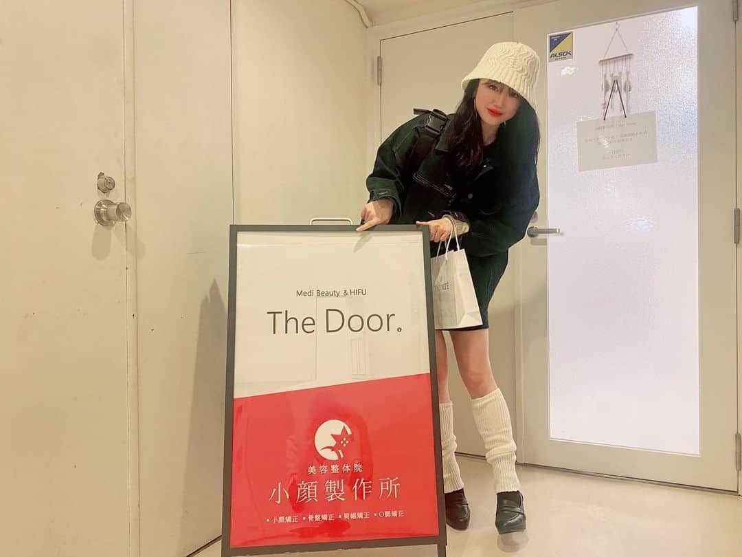 小寺真理のインスタグラム：「#小顔製作所　さんいつもありがとうございます。 今日はいつも担当してくれてるお姉さんとお腹痛くなるくらい笑いながら施術してもらったよ。 楽しかった〜😂😂」