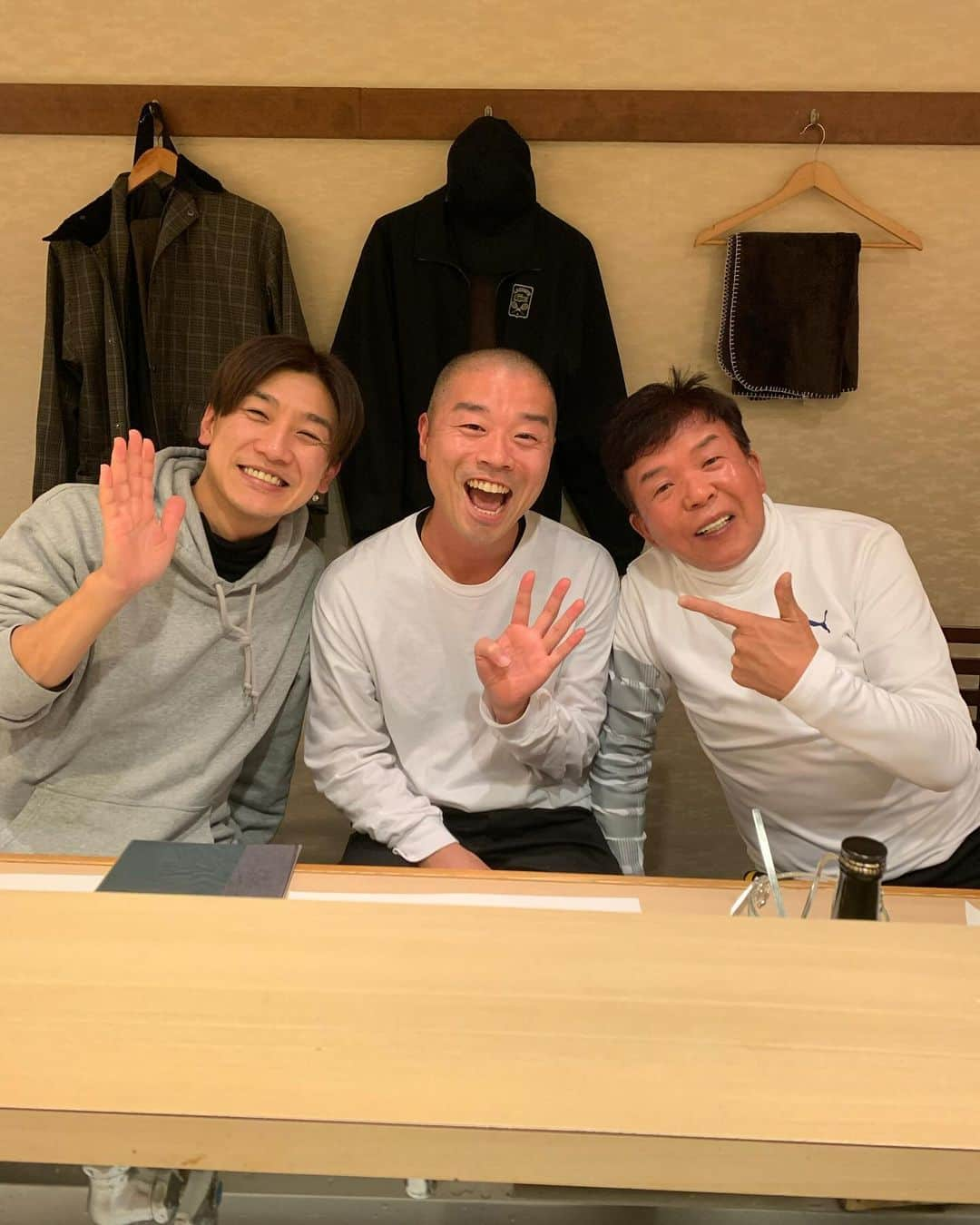 村上ショージさんのインスタグラム写真 - (村上ショージInstagram)「明石家TV終わり久しぶりに山名くんと空くんと美味しい料理いただきながら一年を振り返りながら^_^帰って寝る準備を💤💤また明日みなさん少し頑張ってくださいね♪おやすみなさい😘💤」12月11日 22時49分 - murakamis0528