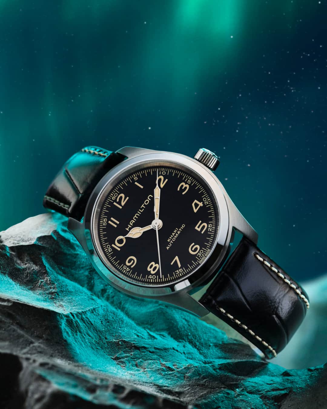 Hamilton Watchのインスタグラム：「This festive season, the Khaki Field Murph speaks to those who look to the stars for inspiration. Brought to life in 2019 and known by fans as the ‘Murph’, this celebrated wristwatch is housed in a compact 38mm case.  #hamiltonwatch #happyholidayswhereveryouare」