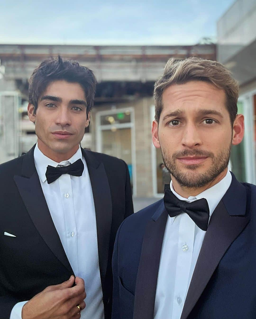 マックス・エマーソンのインスタグラム：「Excuse me my friend wanted to know if you’re single. @franciscoescobarofficial @wilhelmina.miami @maggiesotterodesigns」