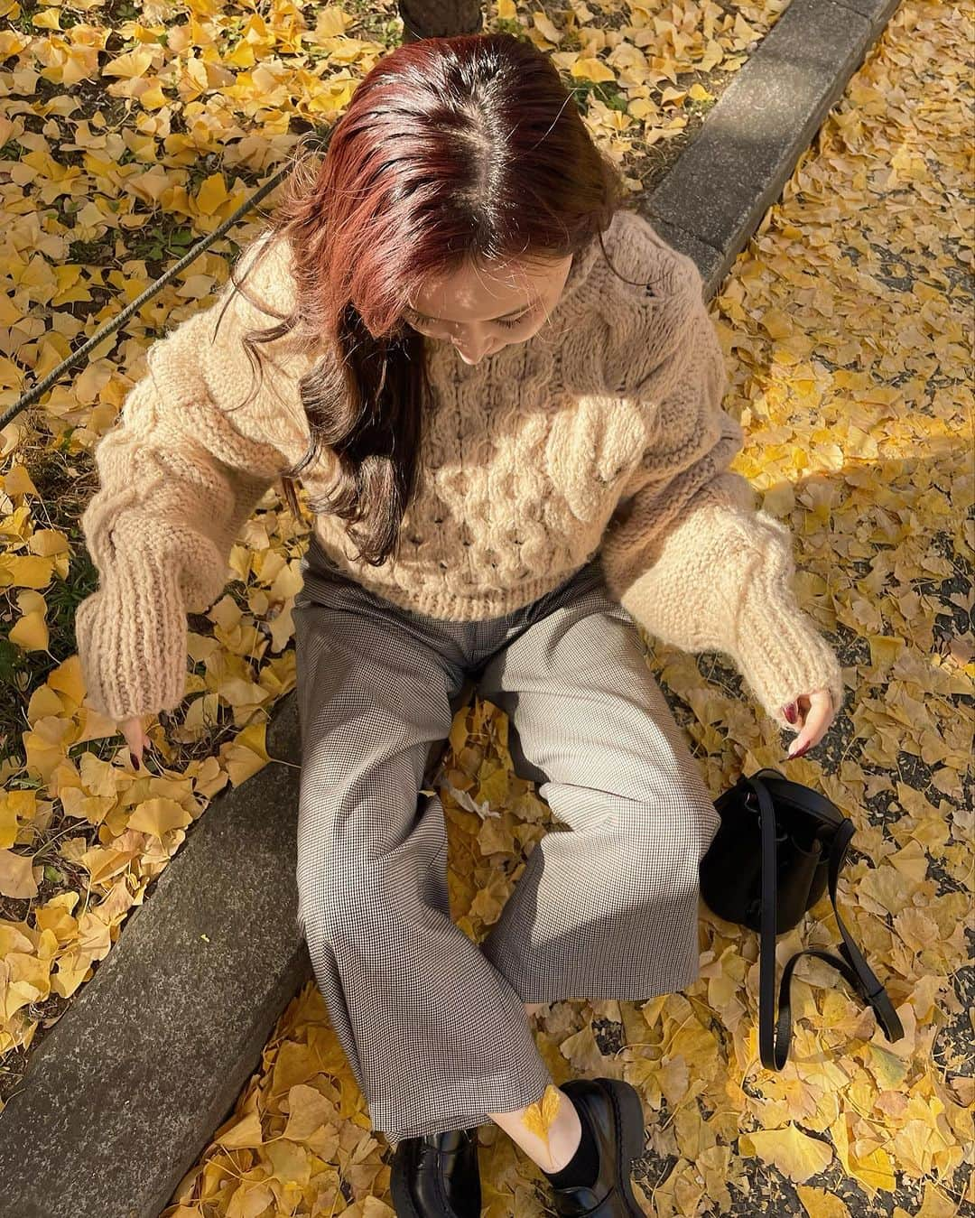 白倉あやさんのインスタグラム写真 - (白倉あやInstagram)「This year, autumn and winter seem to have arrived together🍂 Knit @the_toe_official 🤎」12月11日 22時54分 - shirakur_a