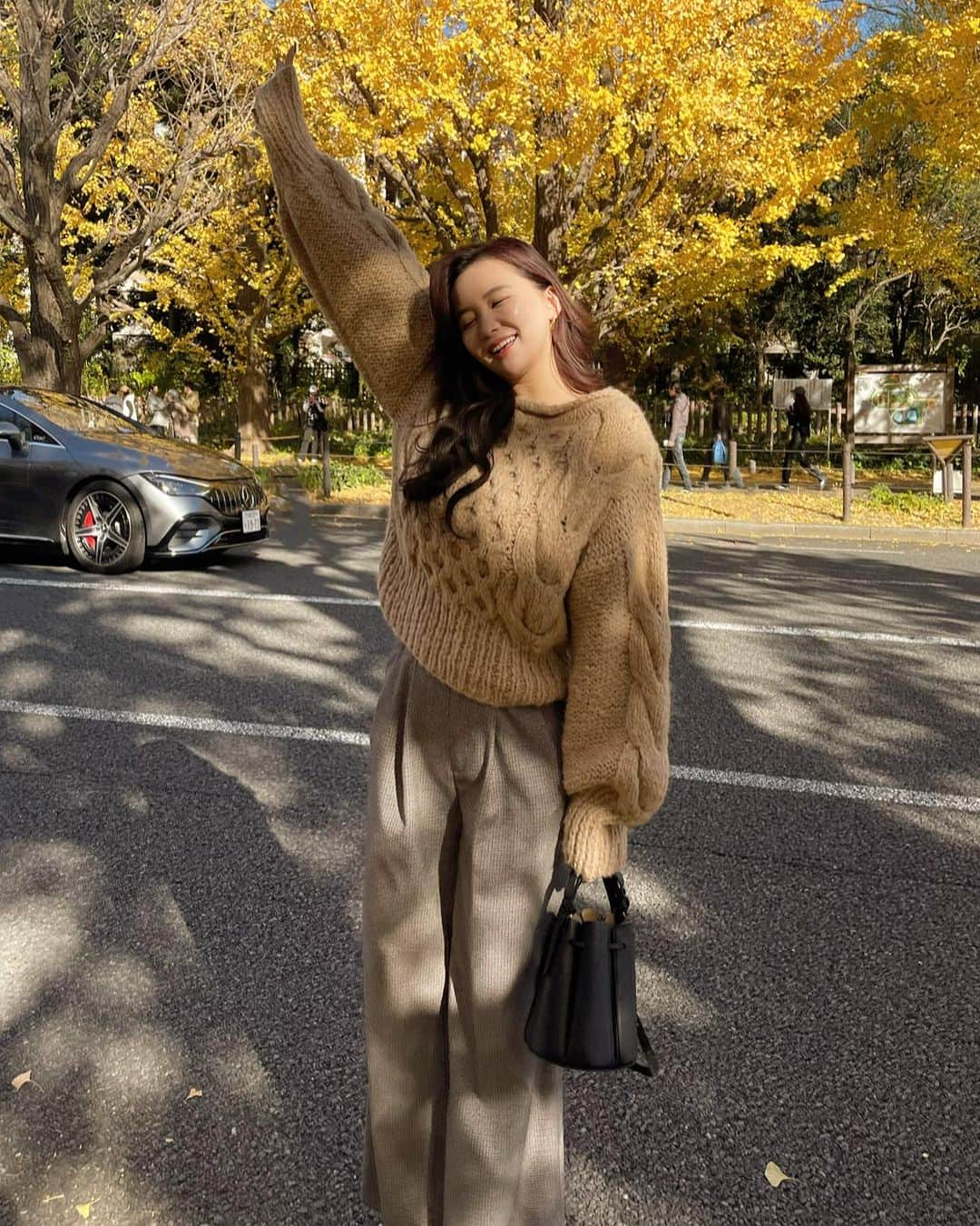 白倉あやさんのインスタグラム写真 - (白倉あやInstagram)「This year, autumn and winter seem to have arrived together🍂 Knit @the_toe_official 🤎」12月11日 22時54分 - shirakur_a