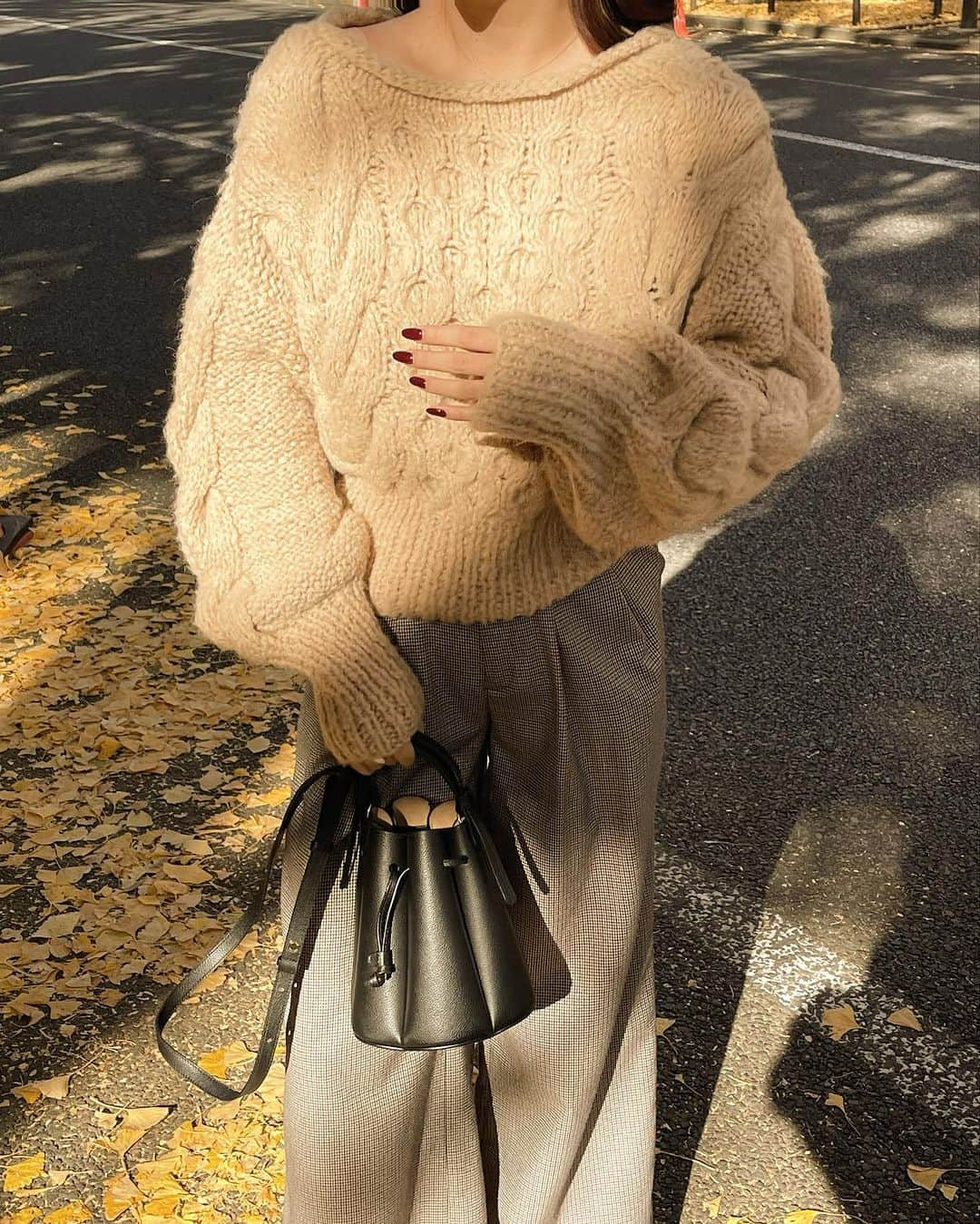 白倉あやさんのインスタグラム写真 - (白倉あやInstagram)「This year, autumn and winter seem to have arrived together🍂 Knit @the_toe_official 🤎」12月11日 22時54分 - shirakur_a