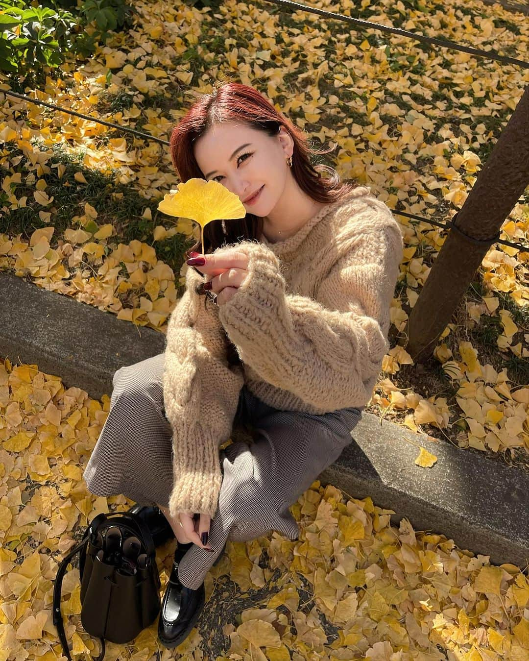 白倉あやのインスタグラム：「This year, autumn and winter seem to have arrived together🍂 Knit @the_toe_official 🤎」