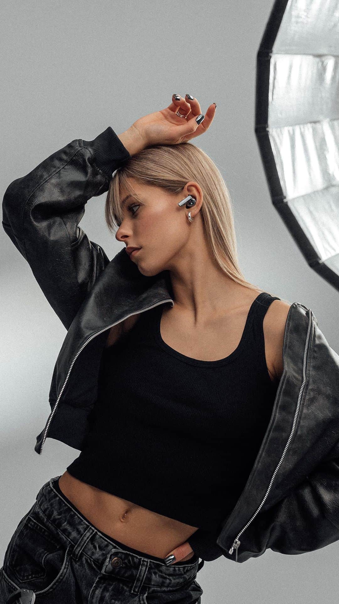 ELLE Polandのインスタグラム：「[reklama] Czas słuchania muzyki dla większości z nas jest niezwykle ważną częścią dnia. Zostajemy sam na sam z ulubionymi utworami i własnymi myślami, często przenosimy się przy tym w inną przestrzeń, całkowicie odcinając się od rzeczywistości.  Na przeciw wszystkim miłośnikom muzyki wyszła marka Huawei, dodając do swojej oferty nowość - HUAWEI FreeBuds Pro 3. Zapewniają one najwyższą jakość dźwięku, większy komfort użytkowania i inteligentną łączność z innymi urządzeniami.  Na ELLE.pl rozmawiamy z Julią Stawską o muzyce, tańcu i autoekspresji.」