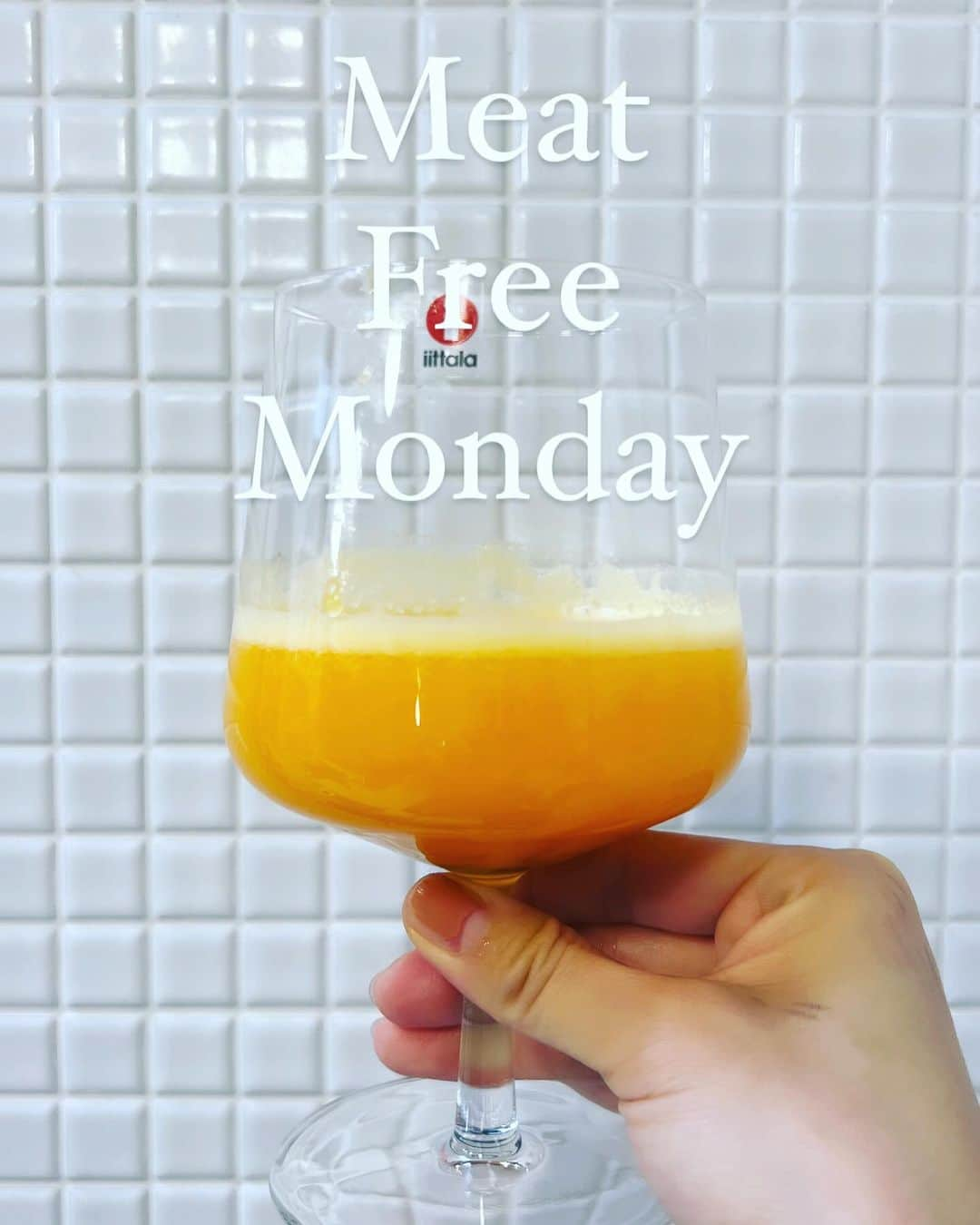 屬美於のインスタグラム：「毎週月曜日は #meatfreemonday #ミートフリーマンデー   本日はカルダモンオレンジジュース🍹🍊🧡  小さめみかん🍊を4個と、カルダモンの粒の 中の種を取り出してミキサーに  簡単だけどちょっぴりスパイシーで華やかな香りのジュース  みかんが美味しい季節にはぴったりたのしめるメニューです😊🩷」