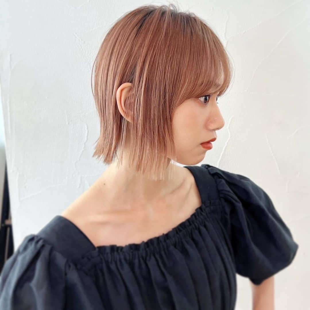 北川 貴憲のインスタグラム：「必ず可愛くできます✨ ボブ✂︎✂︎✂︎  襟足すっきり。女性らしい丸み、ピタッと収まるシャープな アウトラインがより後頭部の丸さを ひきたたす。 もみれ毛が可愛い^ ^ レザー、スライドカットで作る✂︎ 削りショート✂︎  小顔ショート✨ ミニショート✨ 羽バング^ ^ ショートカットは似合せカットが とても大切✨^ ^  必ずあなたに似合うショート 作ります^ ^ コントラストをつけるための骨格に合わせた質感調整が大切^ ^  北川　貴憲　TAKAに お任せ下さい👍 5gp 6/56 r7 6ピンク　カシス9 3 2 1 10ぱー　　5ぱー　3ぱー　2ばい ねもと 1.3ばい  ショートヘア、ボブは似合う長さと バランス柔らかい質感が大事✨ あなたにあった独自のプロセスで かならずなりたいにかえます😊  🌟小顔になれる前髪、顔まわりのカット 🌟収まりの良い綺麗な丸みのあるシルエット 🌟コントラストができるカット 🌟首が綺麗に見える襟足 ご予約は、お早めに😉✨  @takanori.kitagawa  #hair#大人ショート#新宿美容師#ハンサムショート#オレンジメイク#ショートスタイル#ミニーショート＃ボブ#mie#tokyo#新宿#美容室#ALBUM#ショートヘアアレンジ#北川スタイル#ショート#丸みショート#丸みショートボブ#耳かけショート #カシス#ショートボブ#似合わせショート#ショートヘア  #ミルクティーカラー#マッシュショート#もみれ毛#くびれショート #くびれショートヘア#くびれショートボブ」