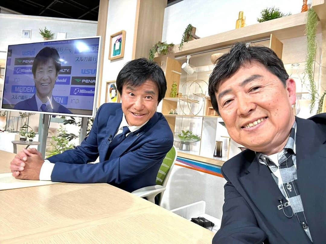 笠井信輔さんのインスタグラム写真 - (笠井信輔Instagram)「今日は月曜日なので、テレしずの「ただいまテレビ」レギュラー出演日です  そしたら、ゲストが中山雅史さん！ ゴンさん！！  静岡的には 中山【監督】です  今年1年間、地元、静岡沼津でJ3 アスルクラロ沼津の監督を務めていたのです  残念ながらJ2昇格にはなりませんでしたが 来期も監督が決定‼️  20分近くにわたって、スタジオでトークが繰り広げられました  いや、ほんとに パワフル もうめちゃくちゃパワーいただきました  やっぱりスターは レジェンドは違うなと  そして、何よりも優しい  久しぶりにお会いしたのですが まず私の体のことを気遣ってくださいました  隣でしばし、ゴンさんとがんについてのお話をさせていただきました  もちろんＣＭ中にね  明日、今年の漢字が発表されますが、中山監督の今年漢字は 何だったでしょうか？  答えは、こちら  『闘』 来シーズンはJ2目指して頑張ってください！！  最後に今日撮影した富士山です」12月11日 23時01分 - shinsuke.kasai