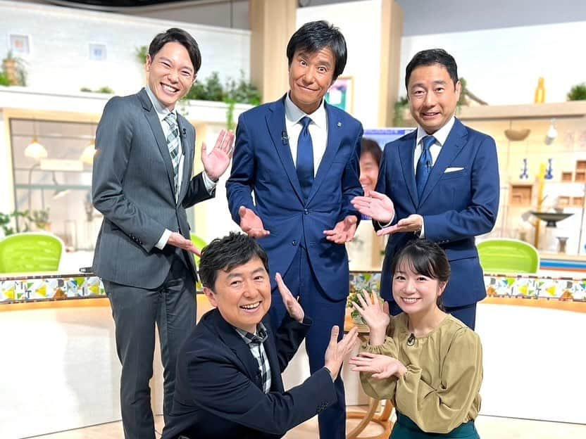 笠井信輔さんのインスタグラム写真 - (笠井信輔Instagram)「今日は月曜日なので、テレしずの「ただいまテレビ」レギュラー出演日です  そしたら、ゲストが中山雅史さん！ ゴンさん！！  静岡的には 中山【監督】です  今年1年間、地元、静岡沼津でJ3 アスルクラロ沼津の監督を務めていたのです  残念ながらJ2昇格にはなりませんでしたが 来期も監督が決定‼️  20分近くにわたって、スタジオでトークが繰り広げられました  いや、ほんとに パワフル もうめちゃくちゃパワーいただきました  やっぱりスターは レジェンドは違うなと  そして、何よりも優しい  久しぶりにお会いしたのですが まず私の体のことを気遣ってくださいました  隣でしばし、ゴンさんとがんについてのお話をさせていただきました  もちろんＣＭ中にね  明日、今年の漢字が発表されますが、中山監督の今年漢字は 何だったでしょうか？  答えは、こちら  『闘』 来シーズンはJ2目指して頑張ってください！！  最後に今日撮影した富士山です」12月11日 23時01分 - shinsuke.kasai