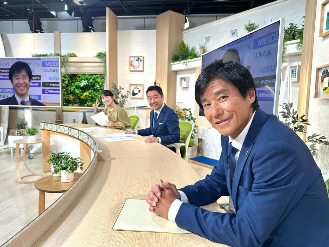 笠井信輔のインスタグラム：「今日は月曜日なので、テレしずの「ただいまテレビ」レギュラー出演日です  そしたら、ゲストが中山雅史さん！ ゴンさん！！  静岡的には 中山【監督】です  今年1年間、地元、静岡沼津でJ3 アスルクラロ沼津の監督を務めていたのです  残念ながらJ2昇格にはなりませんでしたが 来期も監督が決定‼️  20分近くにわたって、スタジオでトークが繰り広げられました  いや、ほんとに パワフル もうめちゃくちゃパワーいただきました  やっぱりスターは レジェンドは違うなと  そして、何よりも優しい  久しぶりにお会いしたのですが まず私の体のことを気遣ってくださいました  隣でしばし、ゴンさんとがんについてのお話をさせていただきました  もちろんＣＭ中にね  明日、今年の漢字が発表されますが、中山監督の今年漢字は 何だったでしょうか？  答えは、こちら  『闘』 来シーズンはJ2目指して頑張ってください！！  最後に今日撮影した富士山です」