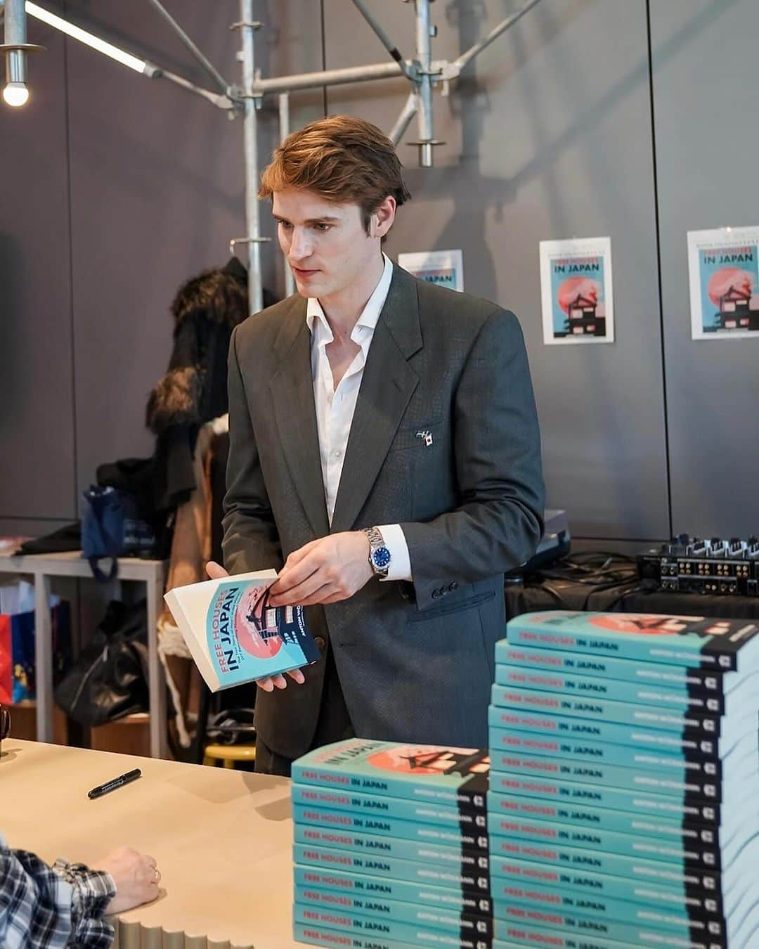 Anton Wormannさんのインスタグラム写真 - (Anton WormannInstagram)「WOW WOW WOW! 🌟 Nearly 200 of you joined our Signing event at Parco Shibuya’s Rooftop for my book,  “Free Houses in Japan - the True Story of How I Make Money DIY Renovating Abandoned Homes.” 📕  Your incredible energy and kind words means a lot to me. ARIGATOU GOZAIMASU!!!  A huge thank you to everyone who made this possible & for your support making “Free Houses in Japan” a bestseller in several categories on Amazon. I’m excited for future gatherings and can’t wait to share some thrilling projects we’re working on.. Stay tuned for more!🤫 #AntoninJapan #FreeHousesinJapan #Akiya #Japan #tokyo」12月11日 23時01分 - antonwormann