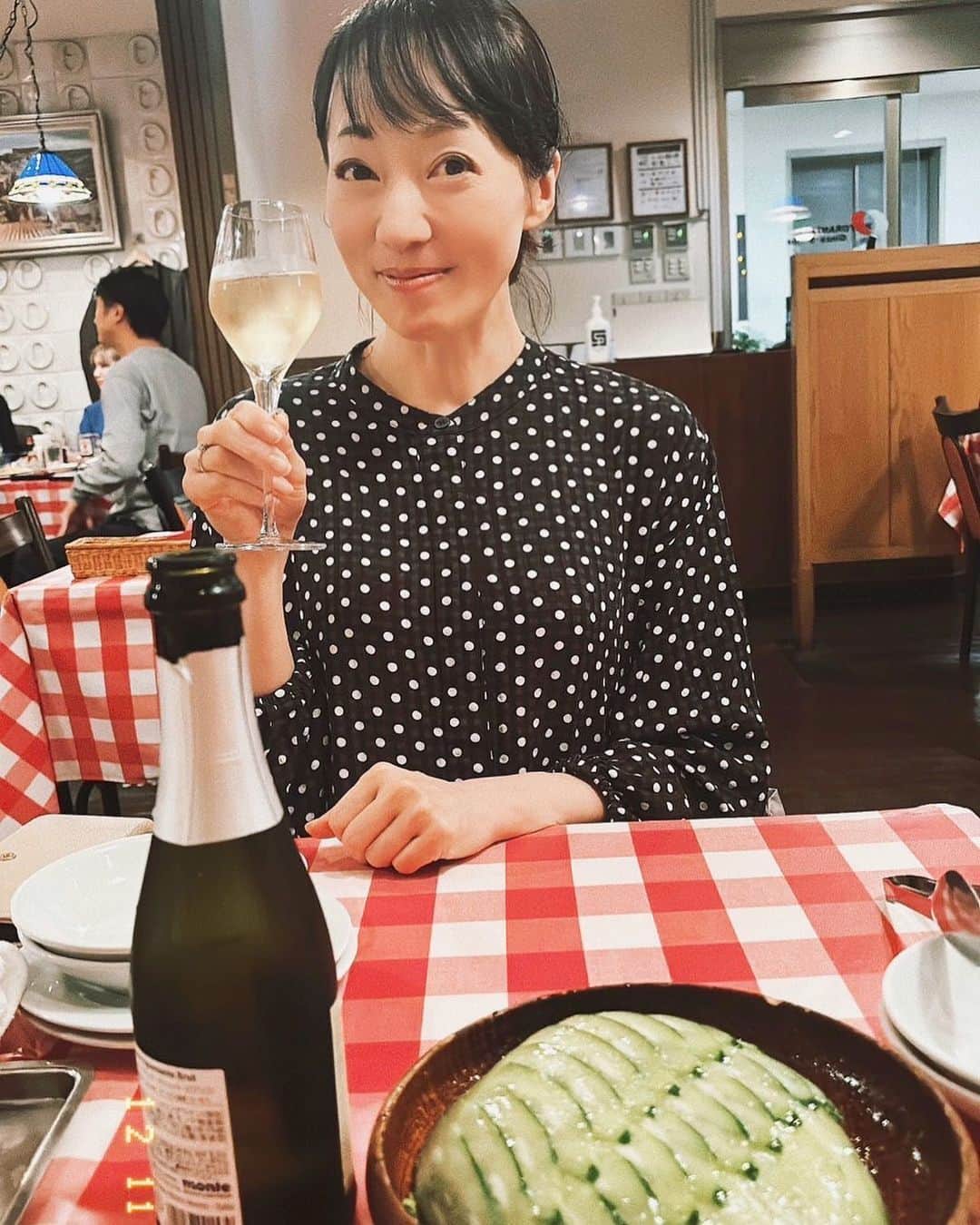湯浅美和子のインスタグラム：「楽しいー♡ 飲んでます、のご満悦湯浅美和子♡  #働いた後のワインは最高」
