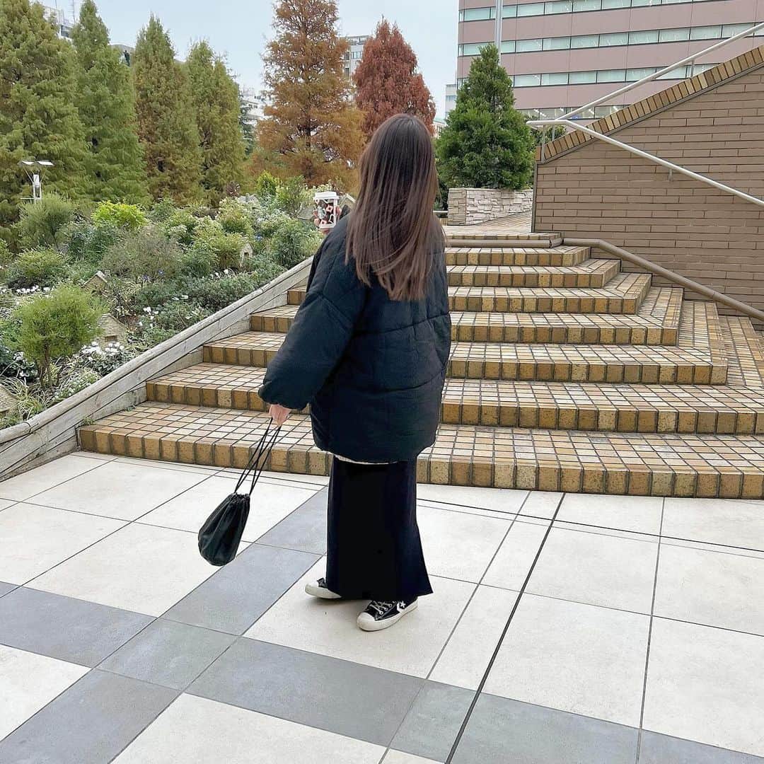 haruさんのインスタグラム写真 - (haruInstagram)「ㅤㅤㅤㅤㅤㅤㅤㅤㅤㅤㅤㅤㅤ ㅤㅤㅤㅤㅤㅤㅤㅤㅤㅤㅤㅤㅤ お気に入りすぎて着すぎている @moitytto_ のニットに かわいいだけじゃなくてあたたかい ダウン🥹🤍  ポケットが大きいのもたくさん入るから嬉しい🤭  本当このニット着すぎているので また着回しも載せますっ🧶笑  ┈┈┈┈┈┈┈┈┈┈┈┈┈┈┈┈┈┈┈  tops & outer : #moitytto skirt : #しまむら × haru コラボ bag : #unemansion  ┈┈┈┈┈┈┈┈┈┈┈┈┈┈┈┈┈┈┈」12月11日 23時01分 - __haru3
