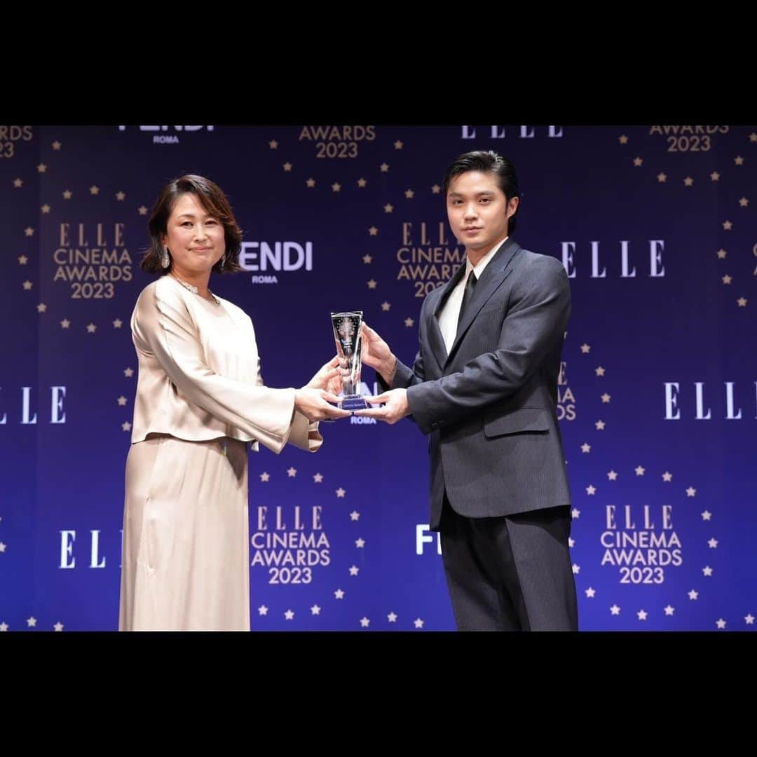 磯村勇斗さんのインスタグラム写真 - (磯村勇斗Instagram)「.  『ELLE CINEMA AWARDS 2023』  こちらは、映画「月」「正欲」の2作品で『エルメン賞』受賞しました。本当にありがとうございます。 どちらも僕にとってとても大切な作品です。 社会性の強いテーマを背負いつつも、なんとか映画を届けたい。と皆んなで同じ方向を向いて撮影していた日々の記憶が蘇ります。 映画「正欲」の皆さんにも早くお会いしてお礼を伝えたいです。  映画「月」、「正欲」は現在も公開中です。 是非、映画館に足を運んで頂けたら幸いです。  #ellecinemaawards #ellecinemaawards2023 #映画月 #石井裕也 監督 #映画正欲 #岸善幸 監督」12月11日 23時17分 - hayato_isomura