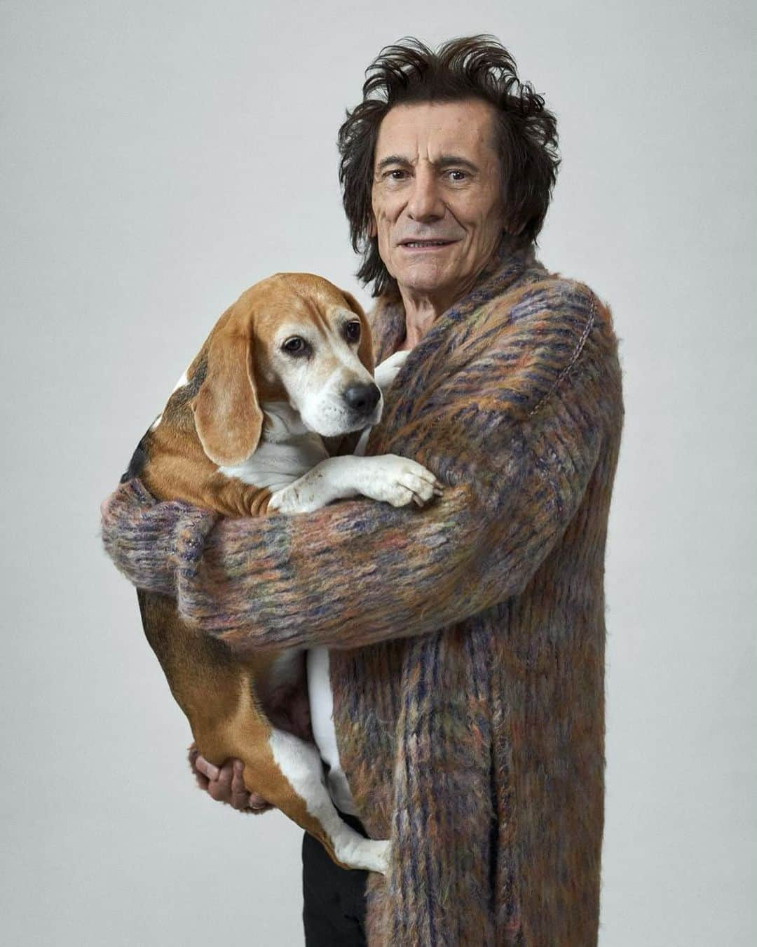 ロン・ウッドさんのインスタグラム写真 - (ロン・ウッドInstagram)「🐶Ronnie and Dolly! 📸 @charliegraystudio for @esquirees」12月11日 23時12分 - ronniewood