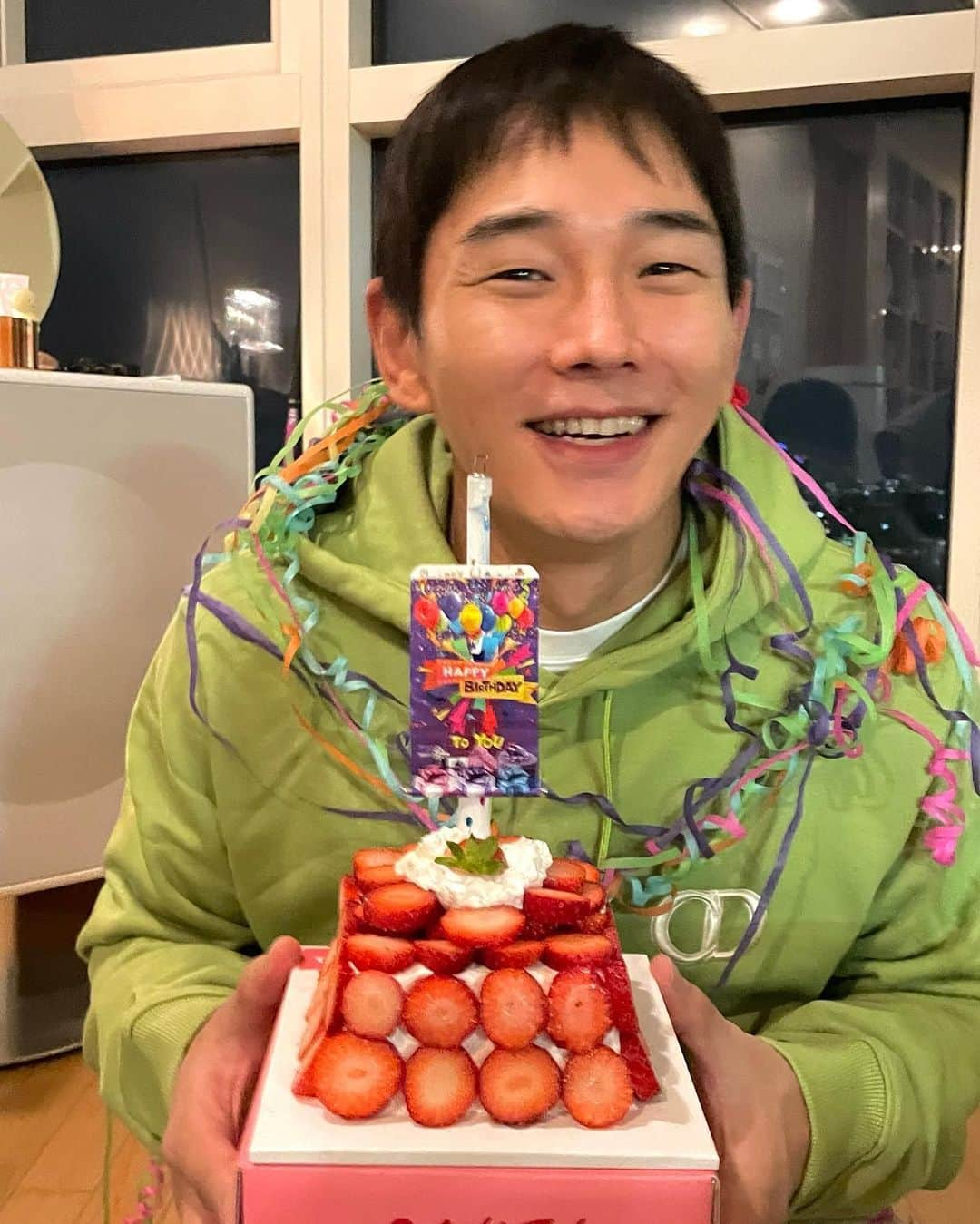 オン・ジュワンさんのインスタグラム写真 - (オン・ジュワンInstagram)「생일 끝나기전에 마구잡이로 올리는 마지막 사진러쉬📸 오늘 연락해서 축하해준 형들 누나들 동생들 고맙고  오늘 채워준 행복 감사합니다~ @montblanc THX  연말 다들 아프지말고 감기조심 하기💪」12月11日 23時16分 - onjuwan1211