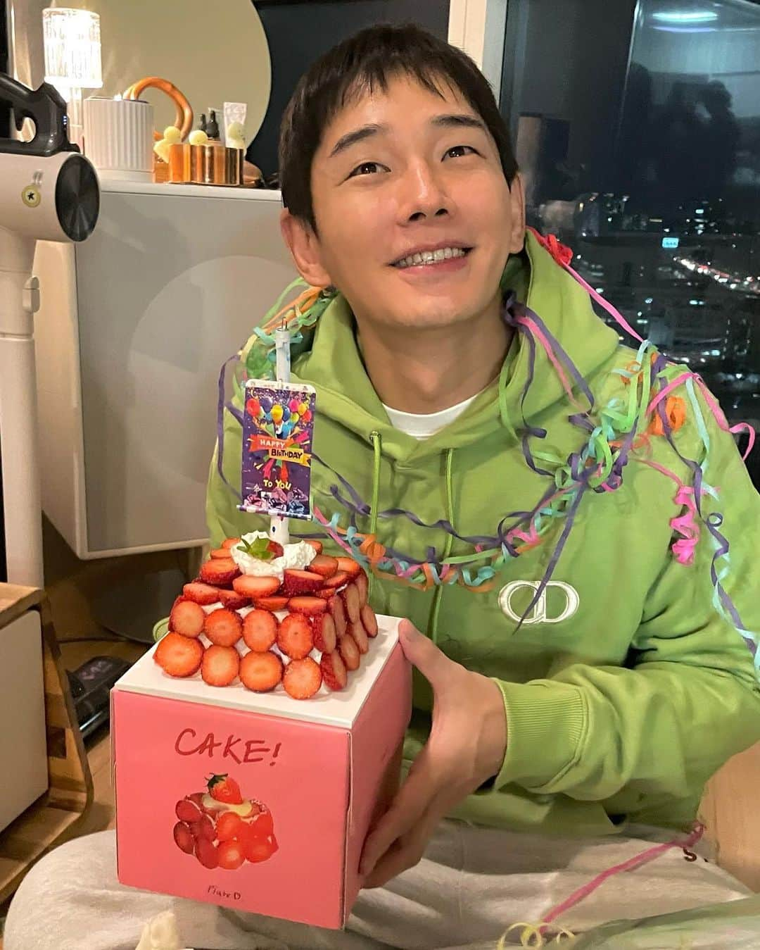 オン・ジュワンさんのインスタグラム写真 - (オン・ジュワンInstagram)「생일 끝나기전에 마구잡이로 올리는 마지막 사진러쉬📸 오늘 연락해서 축하해준 형들 누나들 동생들 고맙고  오늘 채워준 행복 감사합니다~ @montblanc THX  연말 다들 아프지말고 감기조심 하기💪」12月11日 23時16分 - onjuwan1211