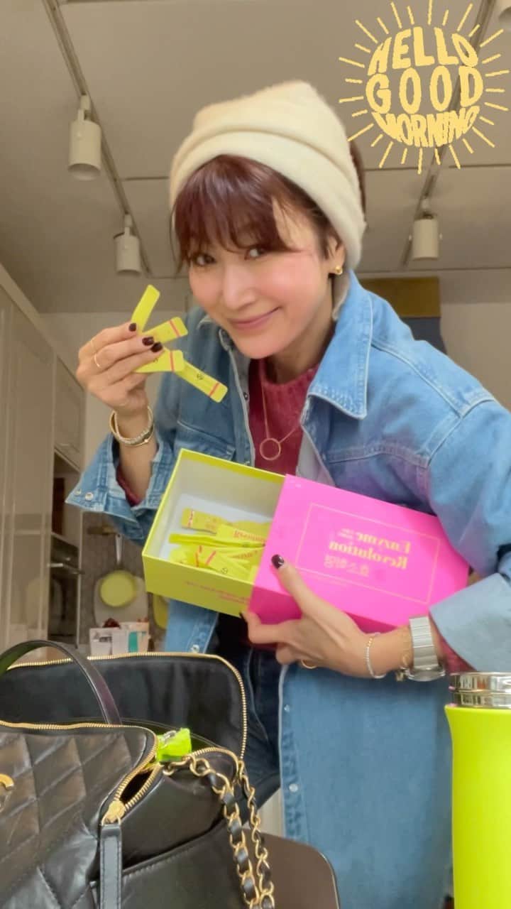 ピョン･ジョンスのインスタグラム：「Good morning!! 나 요새 이노래에 꽂혔어 ! ©️Little life 아침에 딱 듣지마자  기분 좋아지는 .. 들어봐요 😉 편안하죠??  일상이 영화처럼 되는 마법같은순간 !! 음악은 얼마 안되는 🎶음표로  참 여러장르를 소화하지 않아요?? 진짜 신기하고 존경스럽고 😉  오늘 하루 시작도 짜증내지말고 ! 아침 공복 즐기세요  가짜 배고픔 !효소로 달래고  음양탕 텀블러에 담아서 다니세요  뭔가 먹고 싶다 생각할때  음식물 안먹어요   아직 효소라는 걸 모르는 분들 ! 이제라도 알게 된거 다행이네요  그것도 효소혁명으로 🧏🏼늘 가지고 다녀요   전 4년전에 알았으나  괜~~찮아요 이제부터 시작이니깐요 ! 🕺🏻🕺🏻🕺🏻🕺🏻🕺🏻🕺🏻🕺🏻🕺🏻🕺🏻」