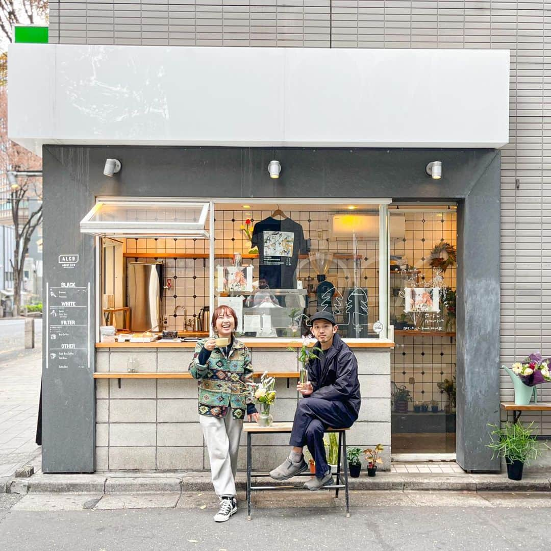 ABOUT LIFE COFFEE BREWERSさんのインスタグラム写真 - (ABOUT LIFE COFFEE BREWERSInstagram)「【ABOUT LIFE COFFEE BREWERS 道玄坂】  FLOWER POPUP LAST DAY 🎄💐  🪴 @riho_trorf × @brownseaflower 🪴  12/9(土)からお届けしているりほさん&くまけんさんの 個性豊かたら植物とお花のフラワーショップが 本日で最終日です👫  クリスマスやお正月のリースからお部屋の少しのアクセントになる植物もご用意していただいてます🌿  暖かいコーヒーを飲みながらゆっくりおふたりに 相談してみてください☕️  皆さんのお気に入りのお花が見つかると思います🌷  9時から18時まで営業しますので お気軽にお立ち寄りください🚶  🚴dogenzaka shop 9:00-18:00(every day!!) 🌿shibuya 1chome shop 8:00-18:00  #aboutlifecoffeebrewers #aboutlifecoffeerewersshibuya #aboutlifecoffee #onibuscoffee #onibuscoffeenakameguro #onibuscoffeejiyugaoka #onibuscoffeenasu #akitocoffee  #stylecoffee #warmthcoffee #aomacoffee #specialtycoffee #tokyocoffee #tokyocafe #shibuya #tokyo」12月12日 8時46分 - aboutlifecoffeebrewers