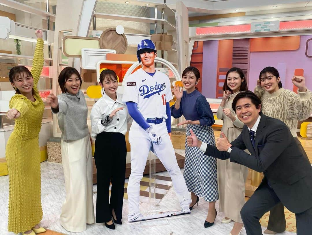 テレビ朝日「グッド！モーニング」さんのインスタグラム写真 - (テレビ朝日「グッド！モーニング」Instagram)「大谷翔平選手、ドジャース移籍！ 連日お伝えしています☀️ 今日はスタジオにドジャースのユニフォームを着た大谷選手のパネルが！  来シーズン、 新しいチームでの活躍、 今からワクワクしますね！  #潮田玲子 さん #坪井直樹 アナ #山本雪乃 アナ #斎藤ちはる アナ #森千晴 キャスター #荒井理咲子 アナ #住田紗里 #グッドモーニング」12月12日 8時53分 - good_morning_ex