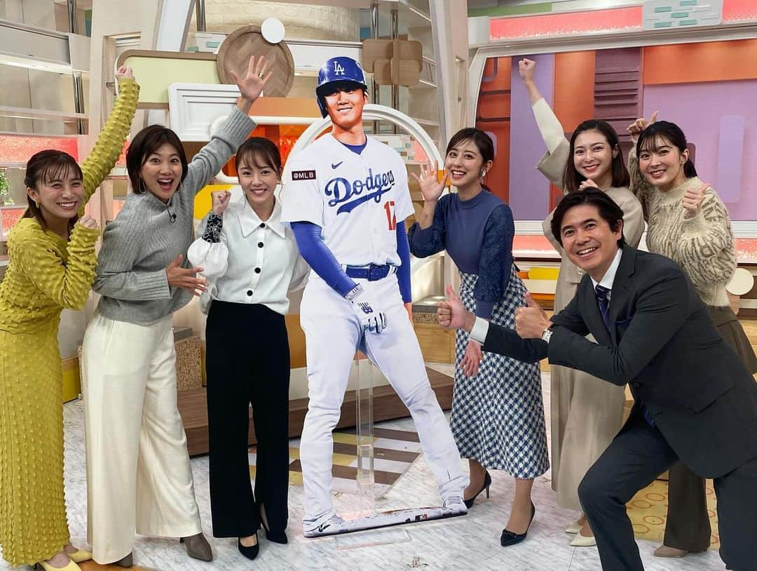 テレビ朝日「グッド！モーニング」さんのインスタグラム写真 - (テレビ朝日「グッド！モーニング」Instagram)「大谷翔平選手、ドジャース移籍！ 連日お伝えしています☀️ 今日はスタジオにドジャースのユニフォームを着た大谷選手のパネルが！  来シーズン、 新しいチームでの活躍、 今からワクワクしますね！  #潮田玲子 さん #坪井直樹 アナ #山本雪乃 アナ #斎藤ちはる アナ #森千晴 キャスター #荒井理咲子 アナ #住田紗里 #グッドモーニング」12月12日 8時53分 - good_morning_ex