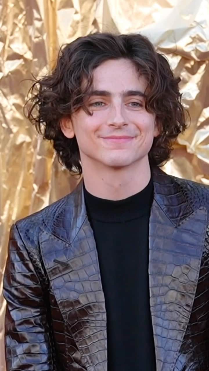 Vogueのインスタグラム：「What better way to distinguish yourself as the new generation’s Willy Wonka, than by dressing like a literal bar of chocolate? For the Los Angeles premiere of @wonkamovie, Timothée Chalamet (@tchalamet) put his own subtle spin on the increasingly popular trend of “method dressing.” Tap the link in bio for all or his outfit details.」