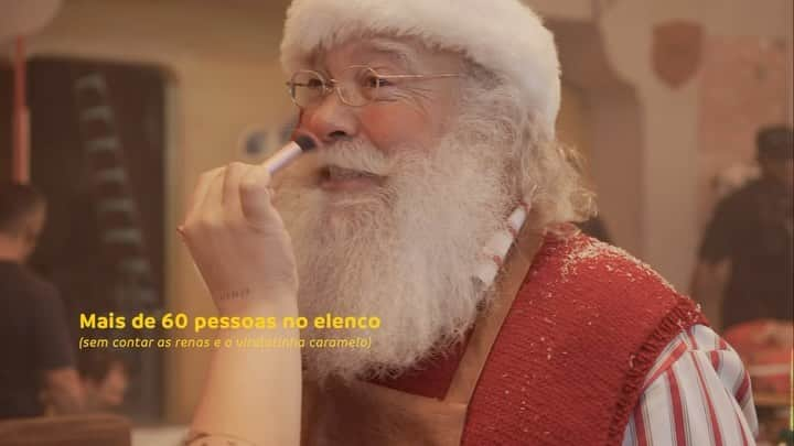 Hugo Glossのインスタグラム：「Quem vê close não vê corre… Mas a gente tá aqui pra mostrar e aplaudir! Na última semana, a Sadia estreou na TV e nas redes, o seu filme de Natal, e deixou todo mundo impactado com a superprodução! A campanha emocionou e viralizou, de fato, merecidamente… porque deu trabalho, viu?! Foram três locações, três dias de filmagens, mais de 60 pessoas no elenco e 200 pessoas envolvidas, como mostra esse making of, em primeira mão aqui no Hugo Gloss! Olha só o cuidado nos detalhes e a magia do Natal em cada pedacinho! Parabéns para toda a equipe da @SadiaBrasil! E vocês, o que acharam do filme?! E o que desejam para esse Natal?! #SeuNatalPedeSadia   (📹 @sadiabrasil)   *publi」